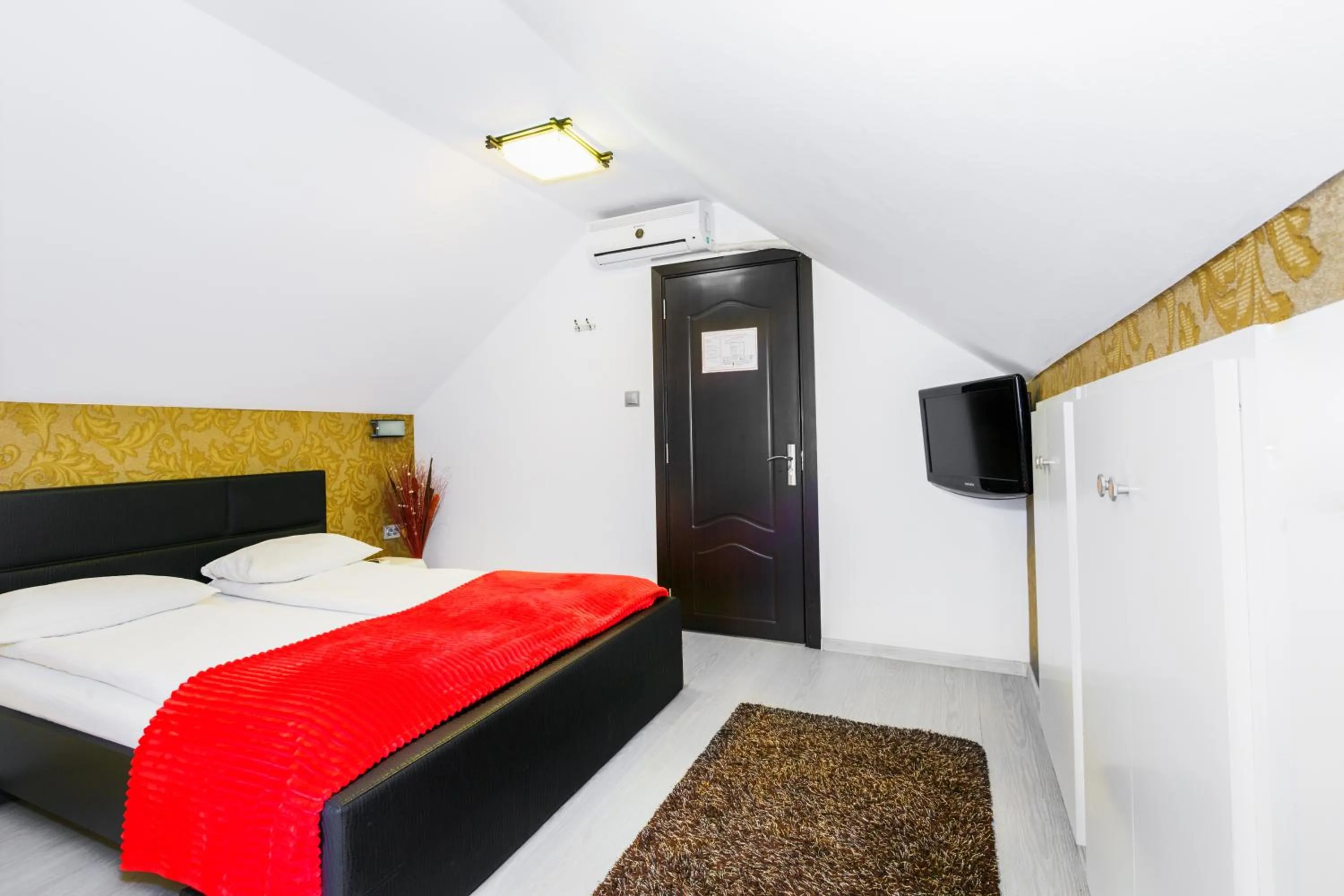 Bed in Pensiunea Avy