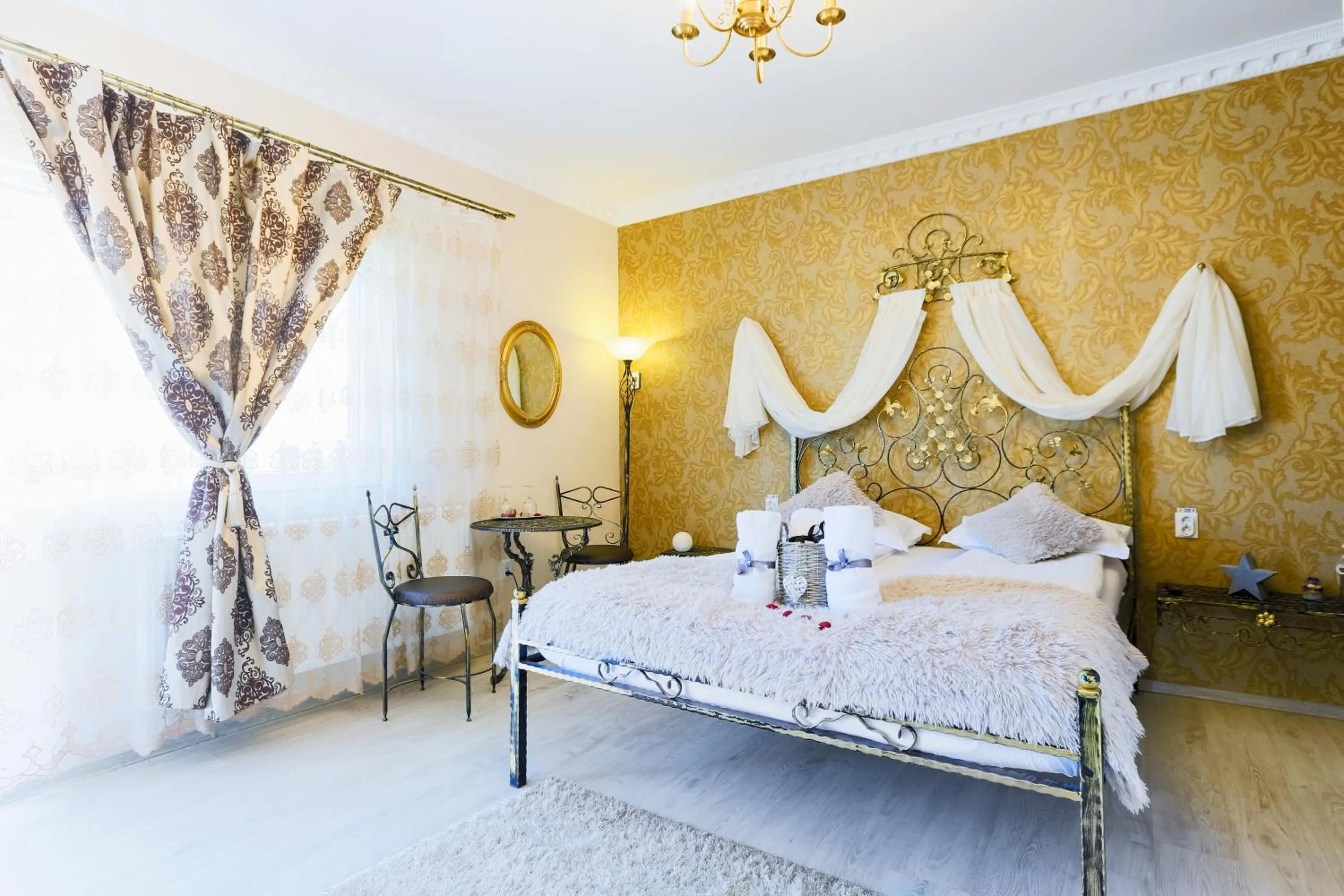 Bed in Pensiunea Avy