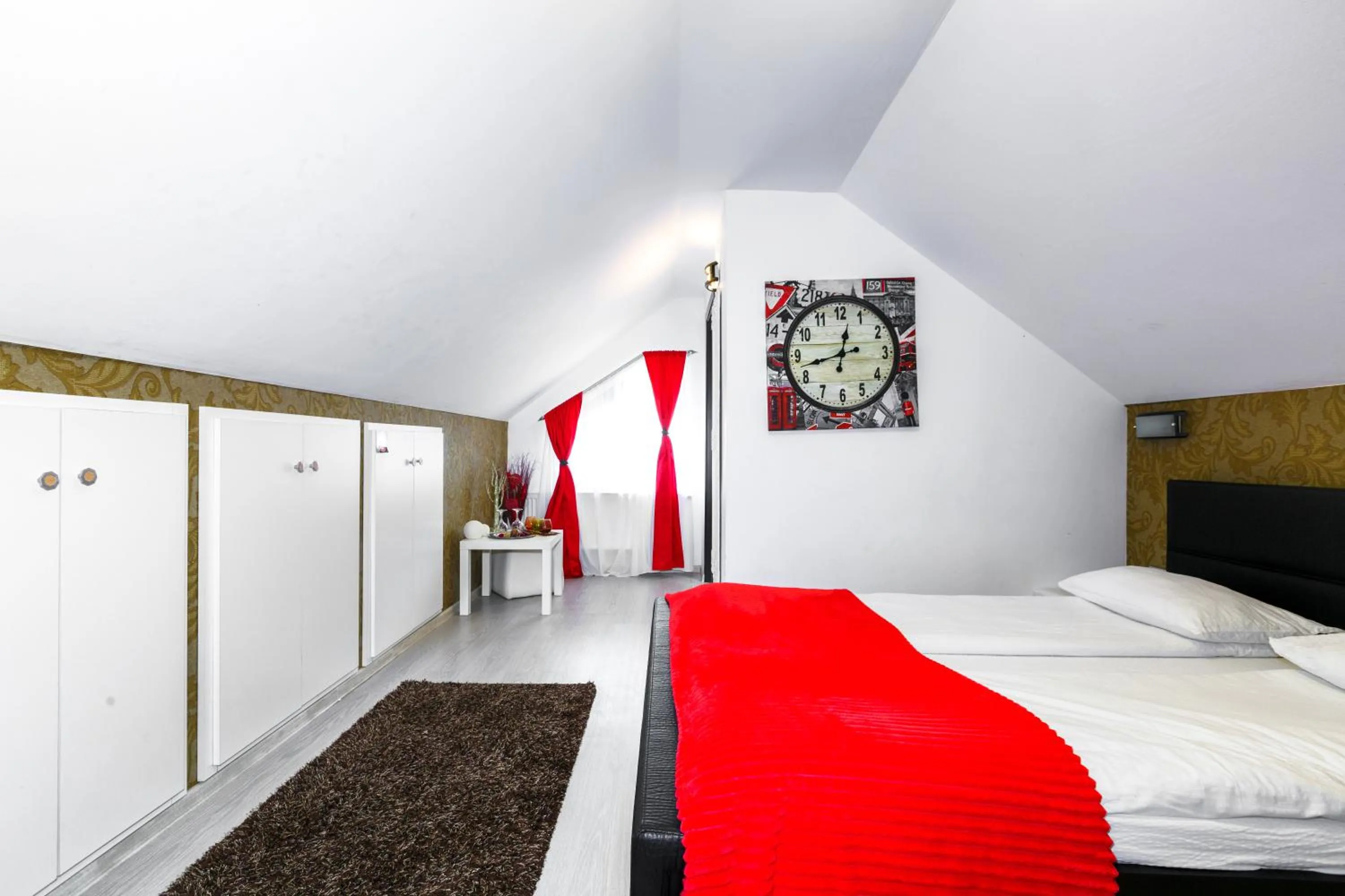 Bed in Pensiunea Avy