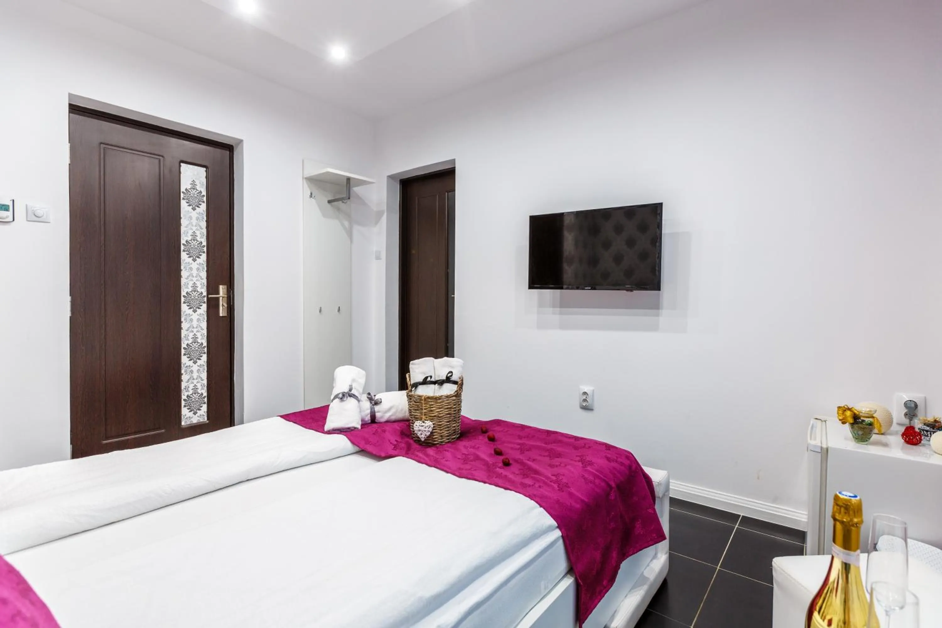 Bed in Pensiunea Avy