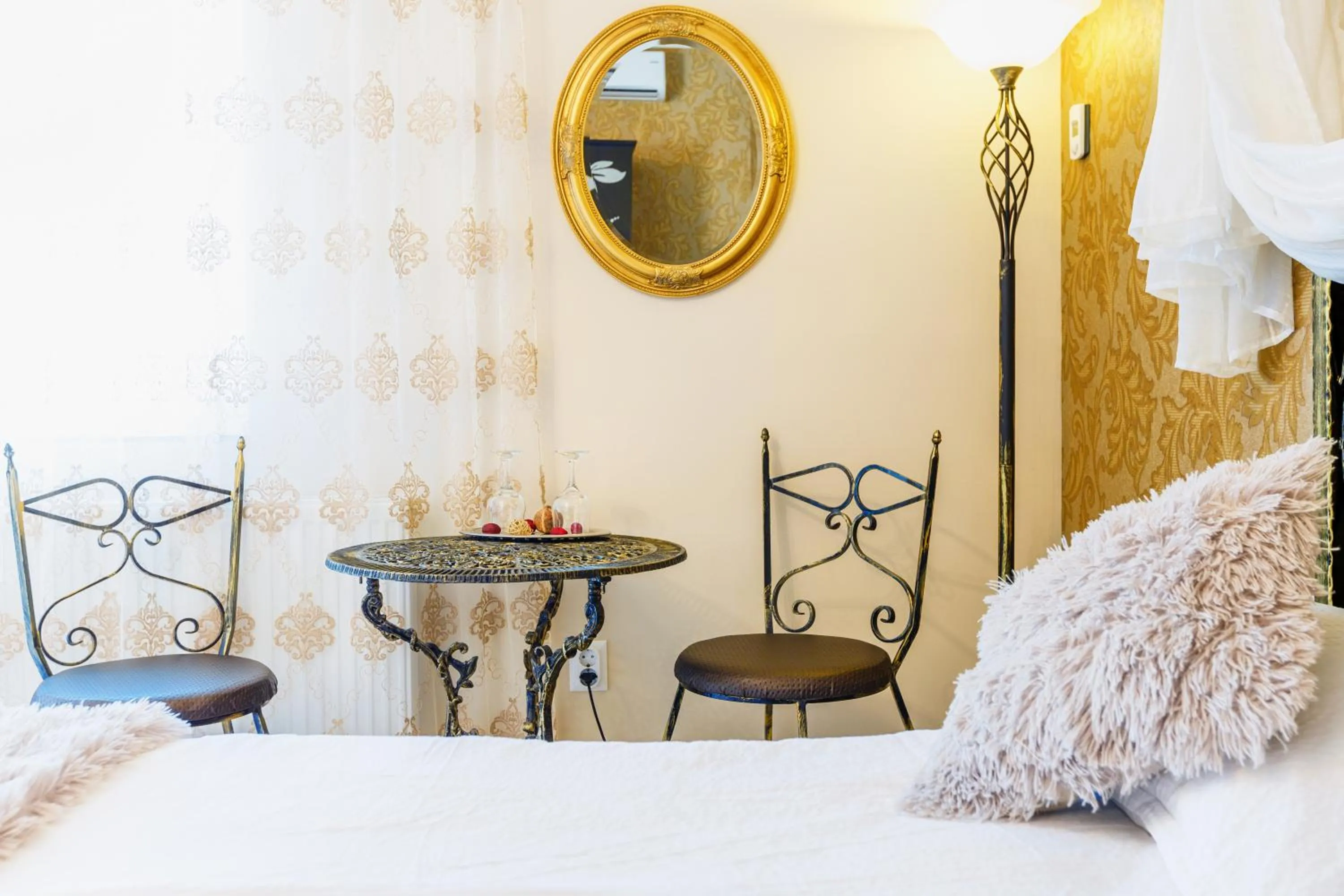 Bed in Pensiunea Avy