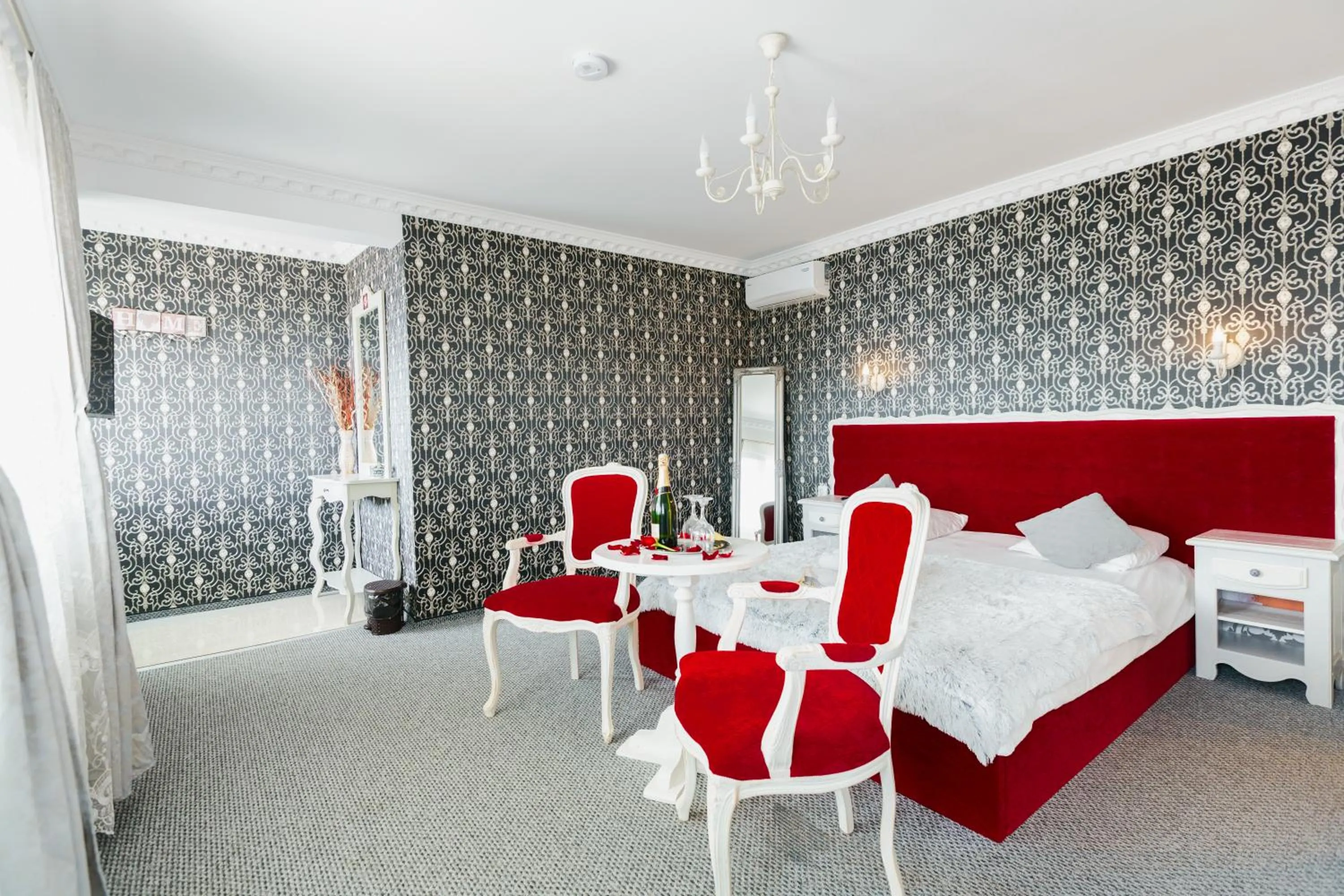 Bed in Pensiunea Avy