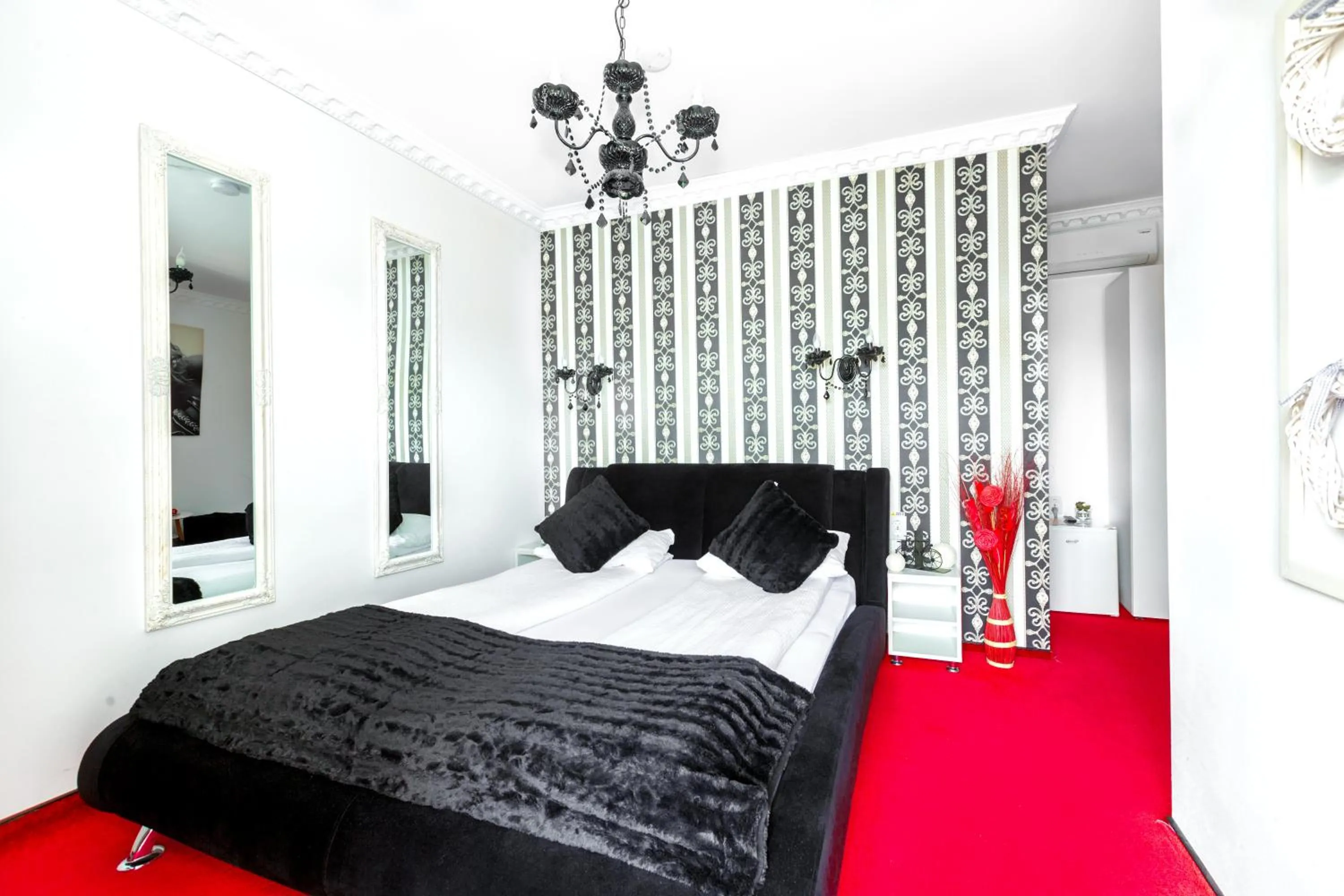 Bed in Pensiunea Avy