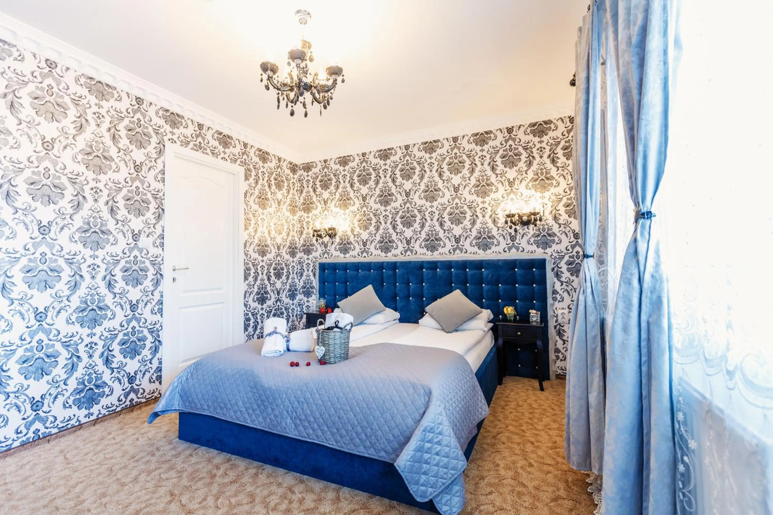 Bed in Pensiunea Avy