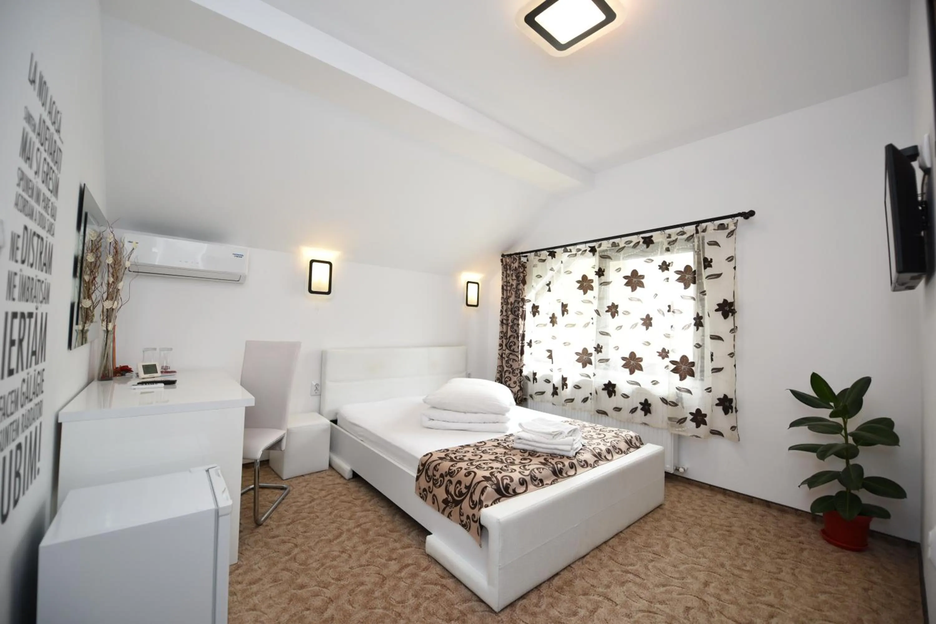 Bed in Pensiunea Avy
