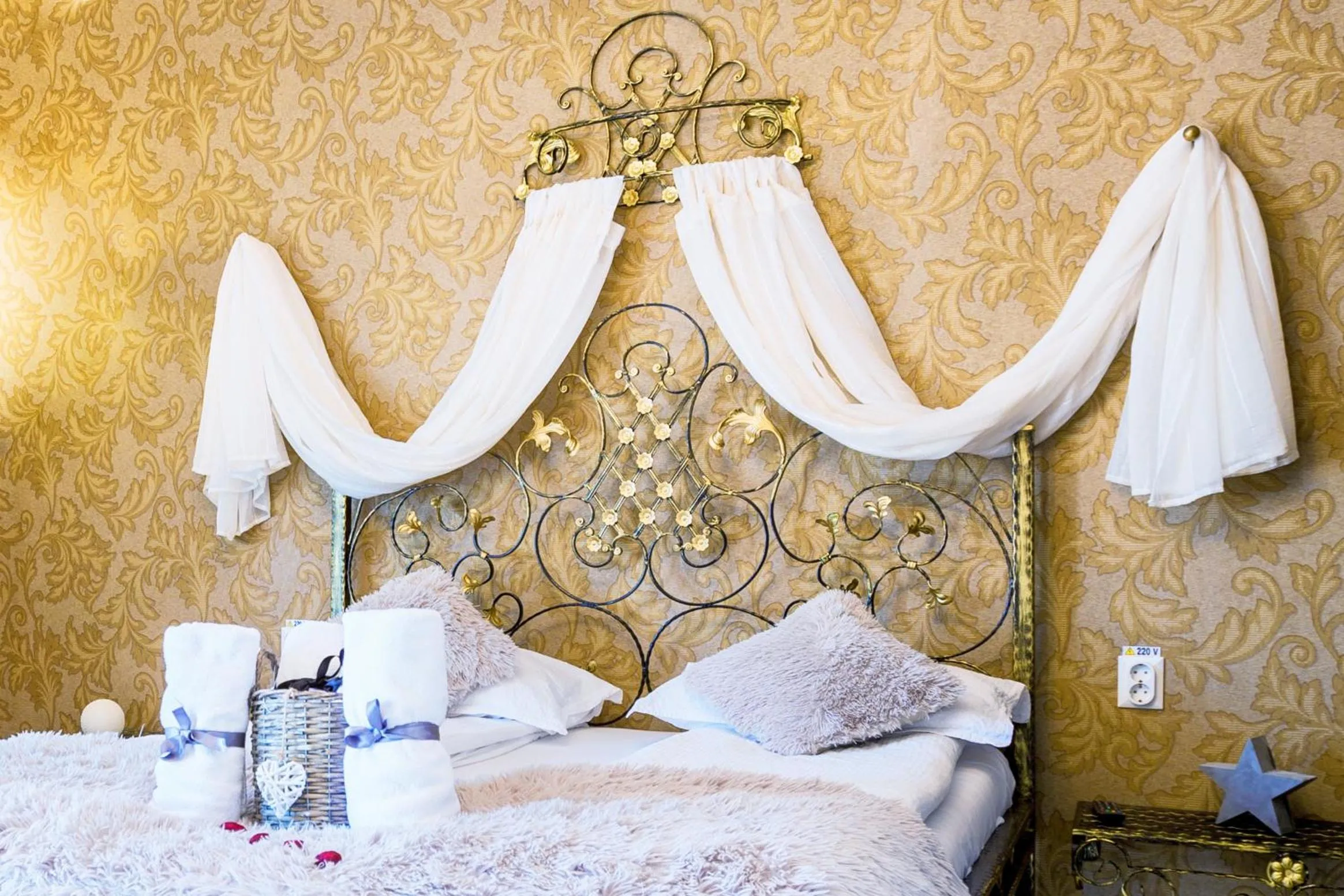 Bed in Pensiunea Avy