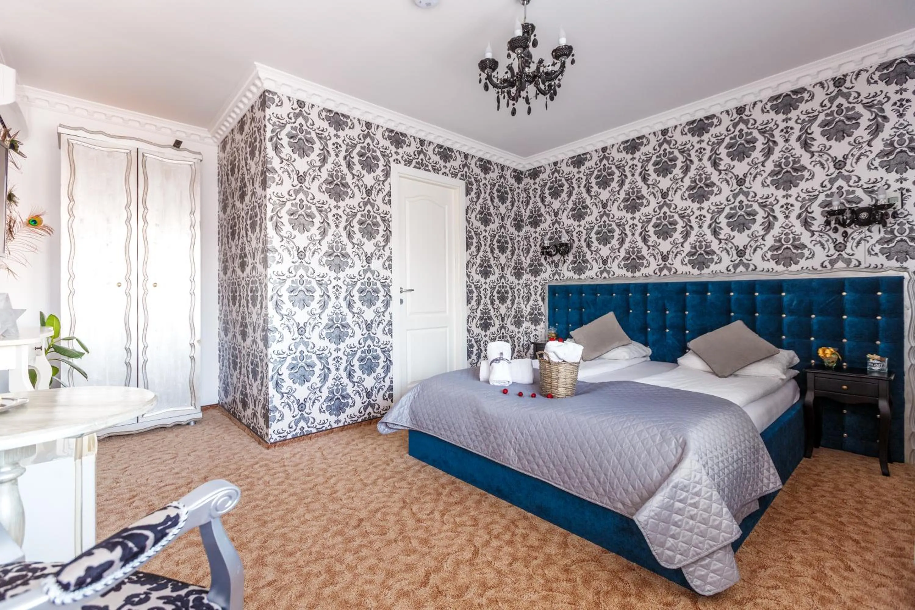 Bed in Pensiunea Avy