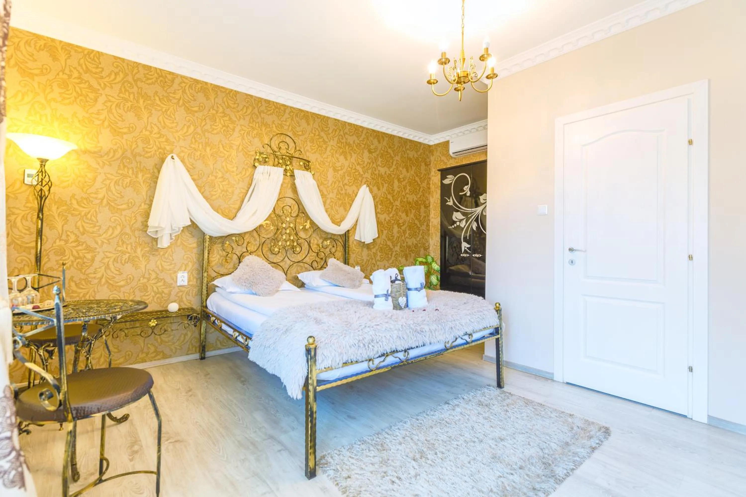 Bed in Pensiunea Avy
