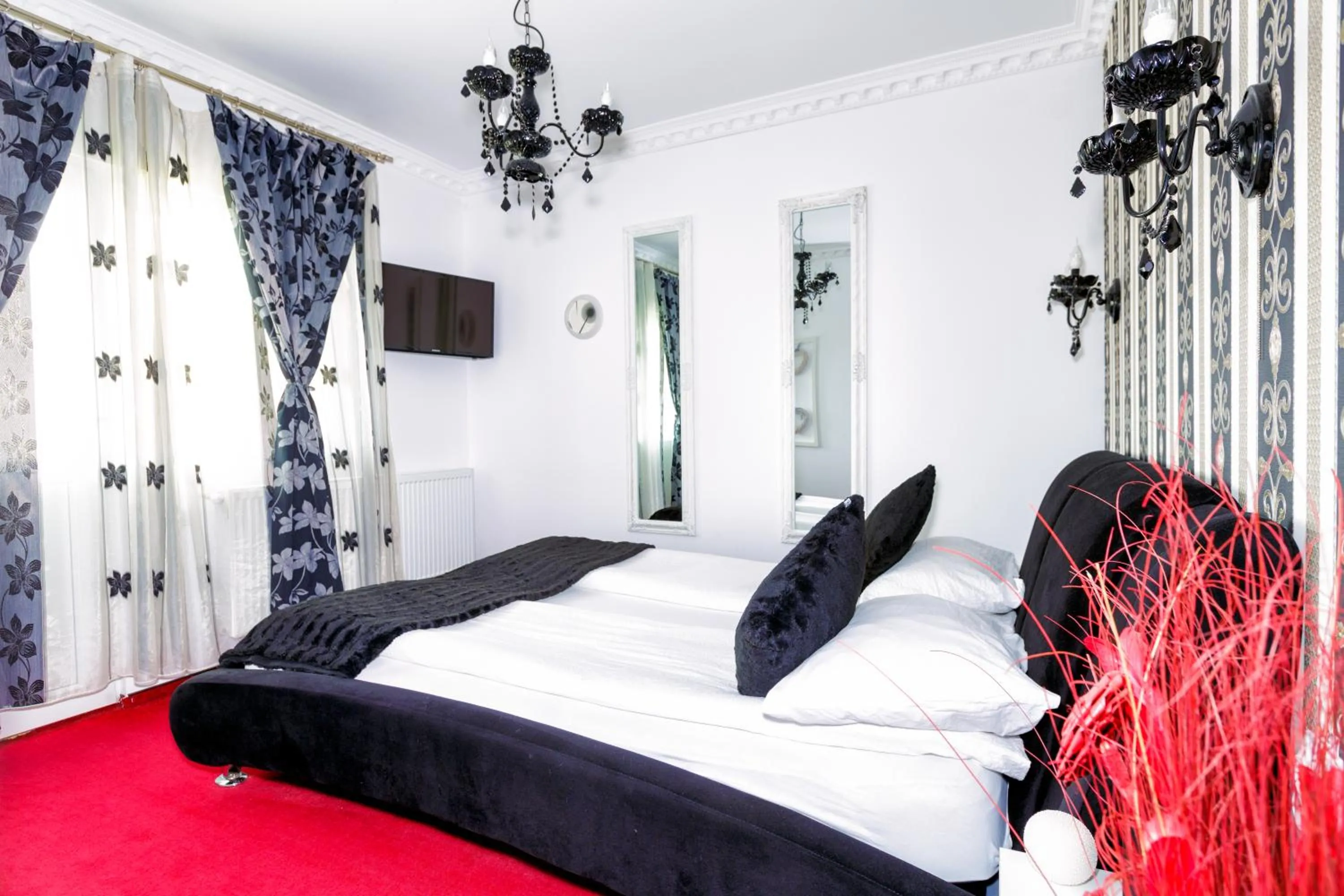 Bed in Pensiunea Avy