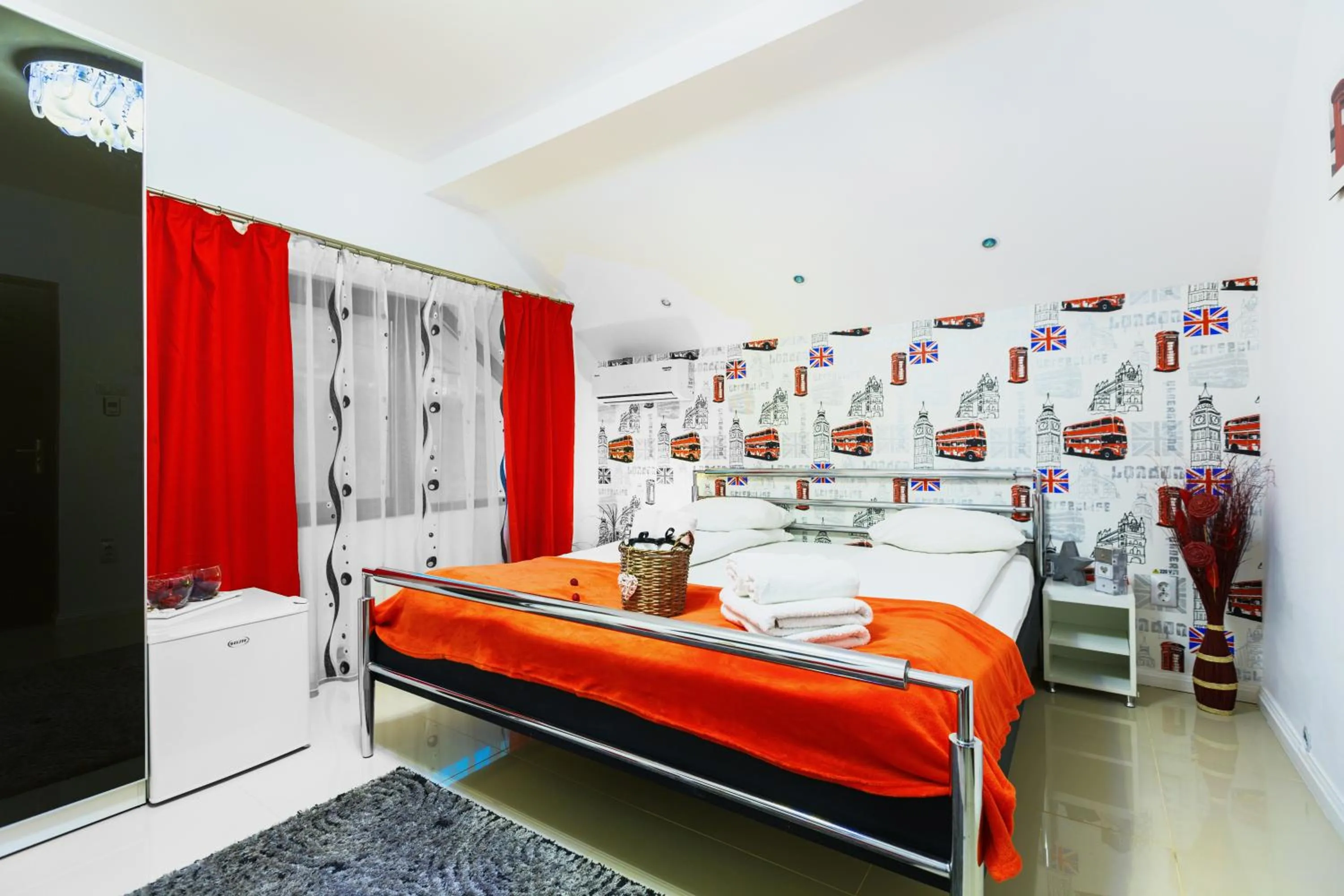 Bed in Pensiunea Avy