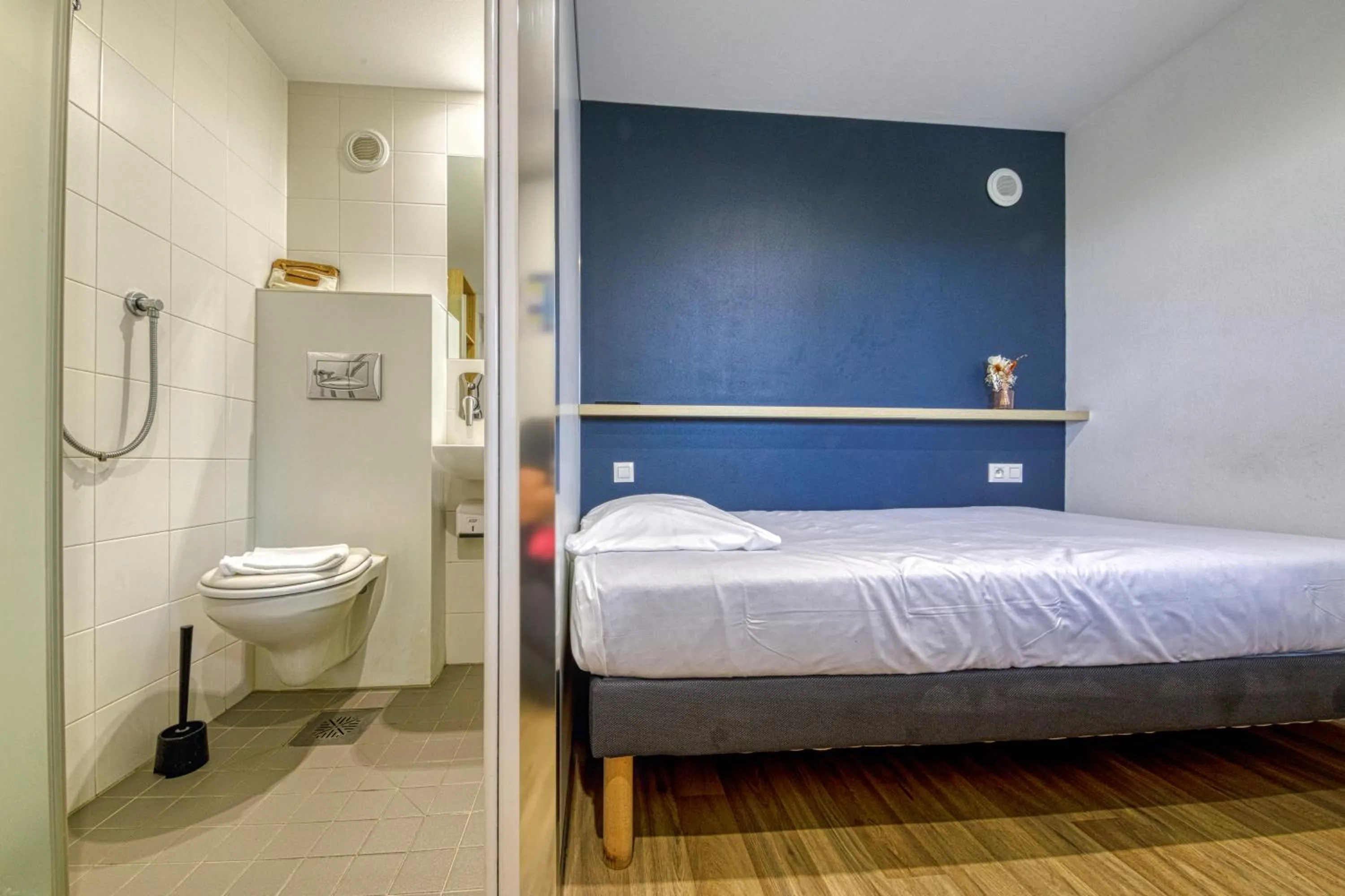 Shower, Bed in Eklo Hotels Le Havre