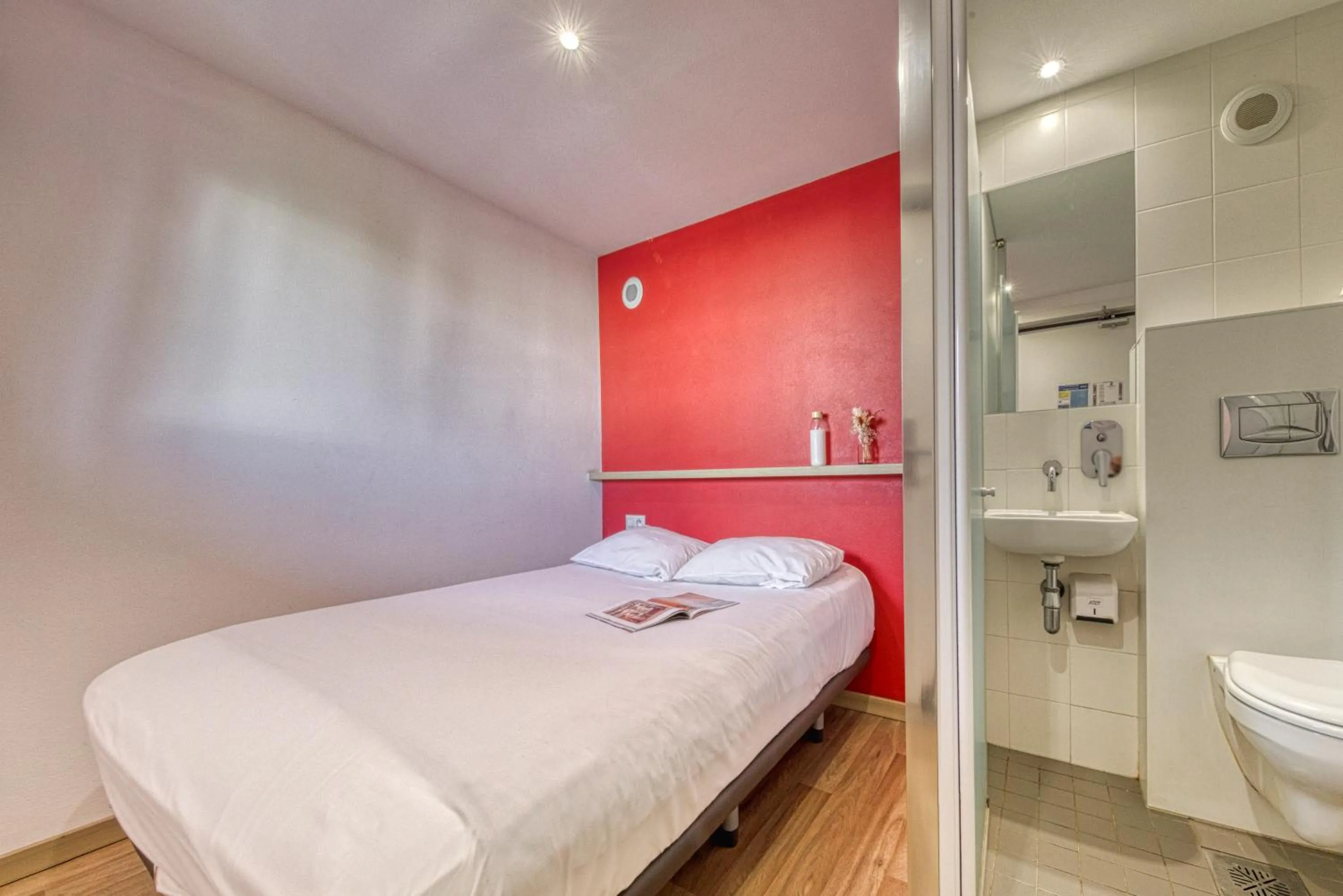 Bed in Eklo Hotels Le Havre