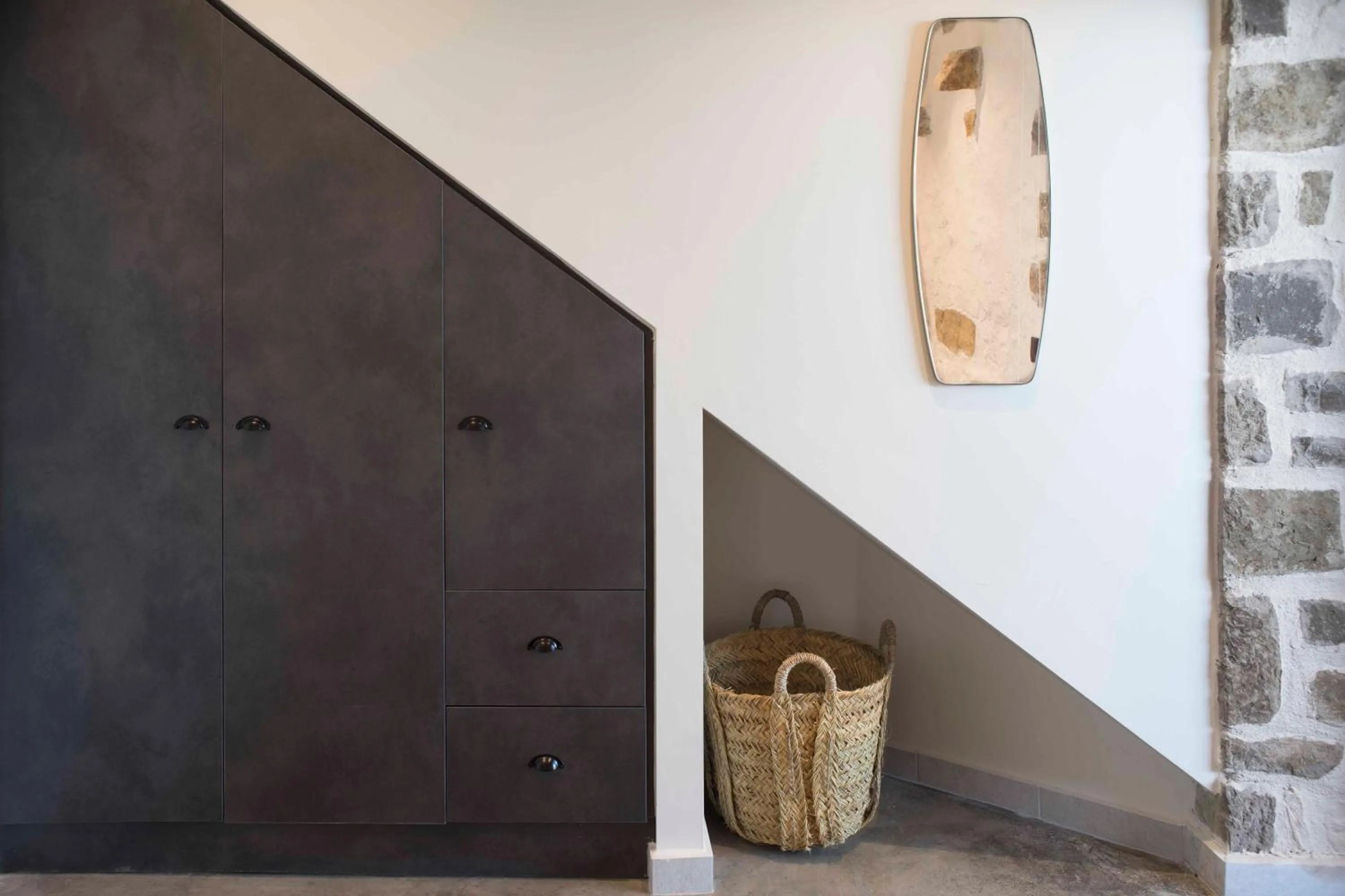 wardrobe in Afentiko Pigadi