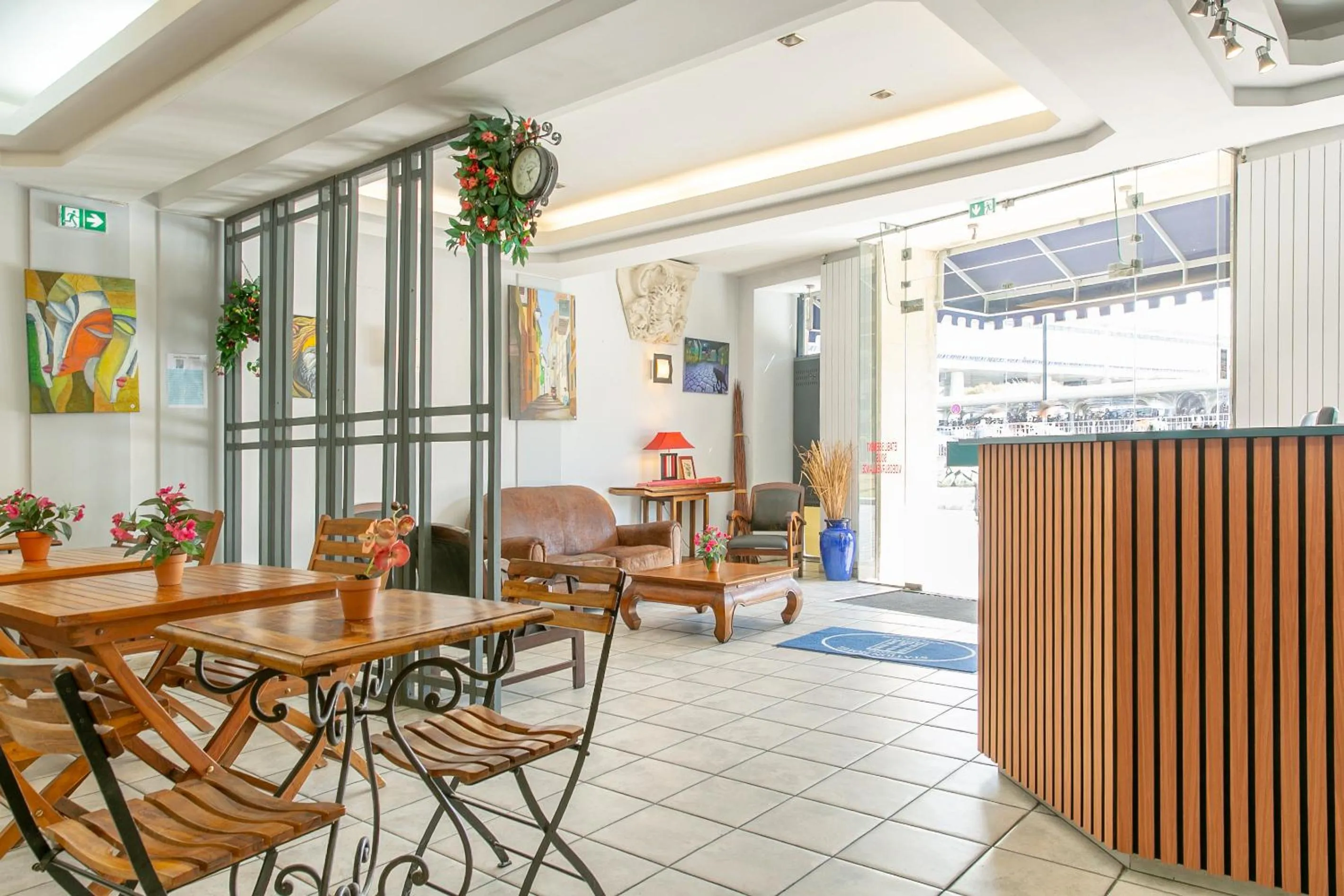 Living room in Hôtel De La Gare Nantes Station Hotel Nantes