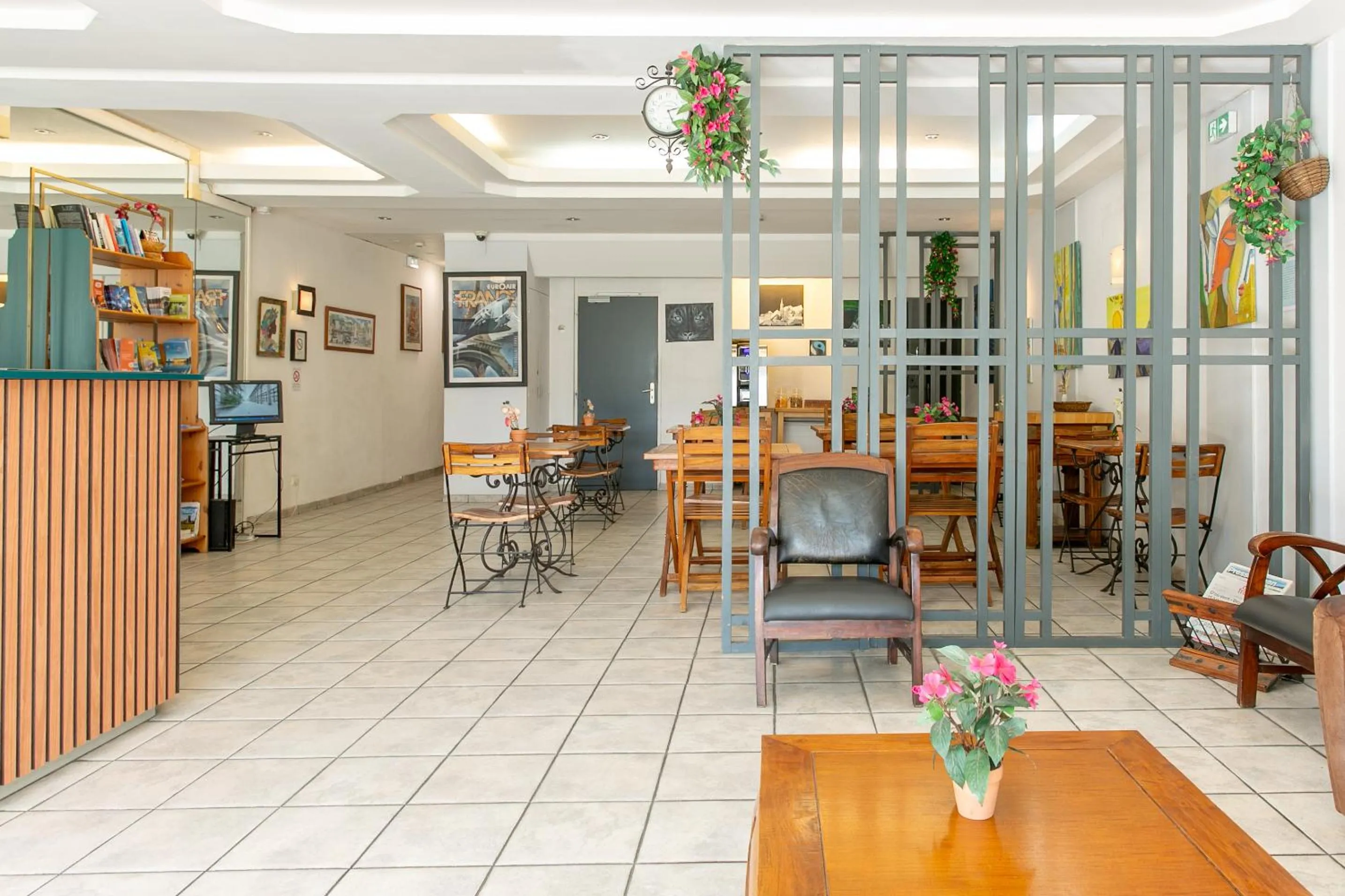 Living room in Hôtel De La Gare Nantes Station Hotel Nantes