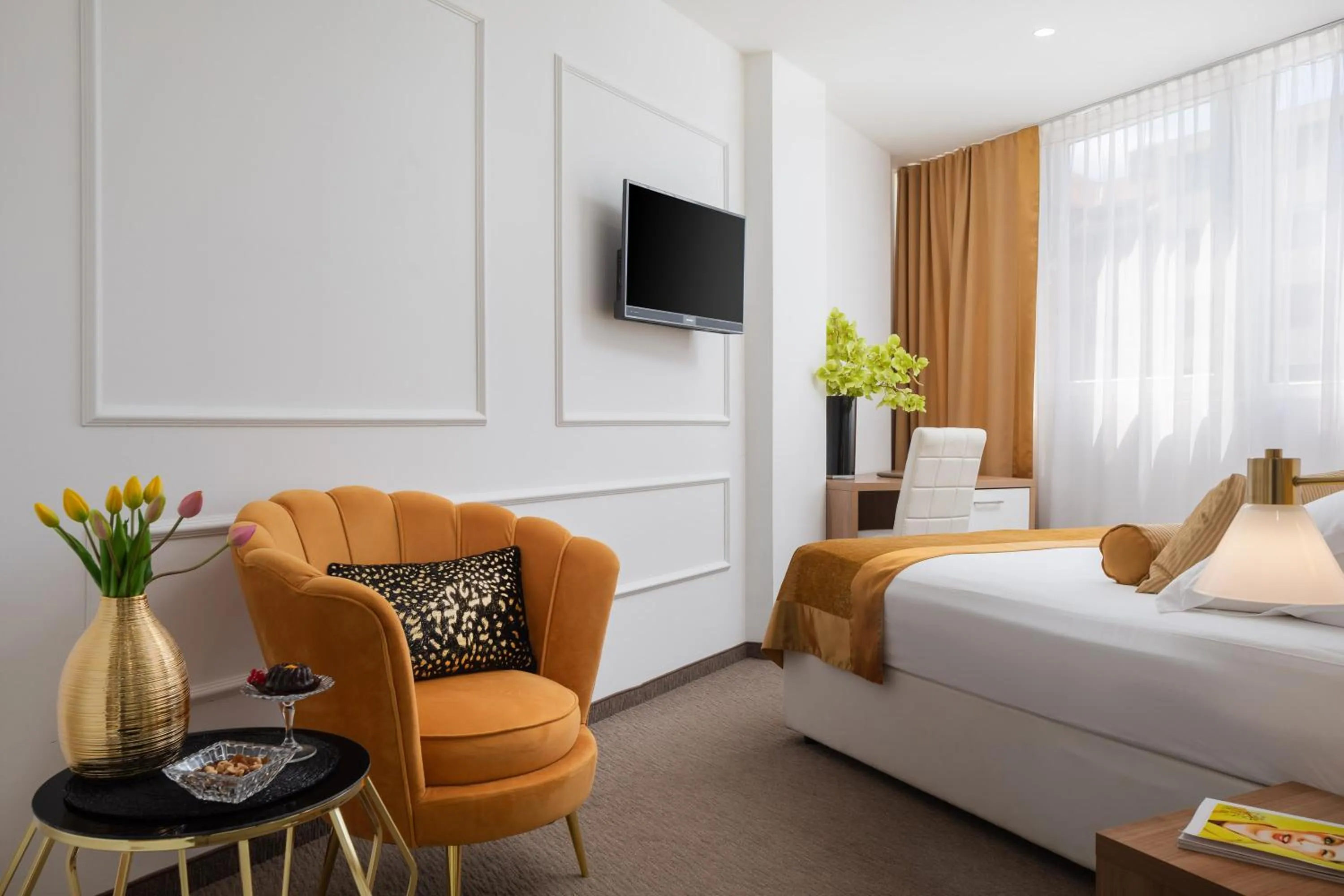 TV and multimedia, Bed in Hotel Corner