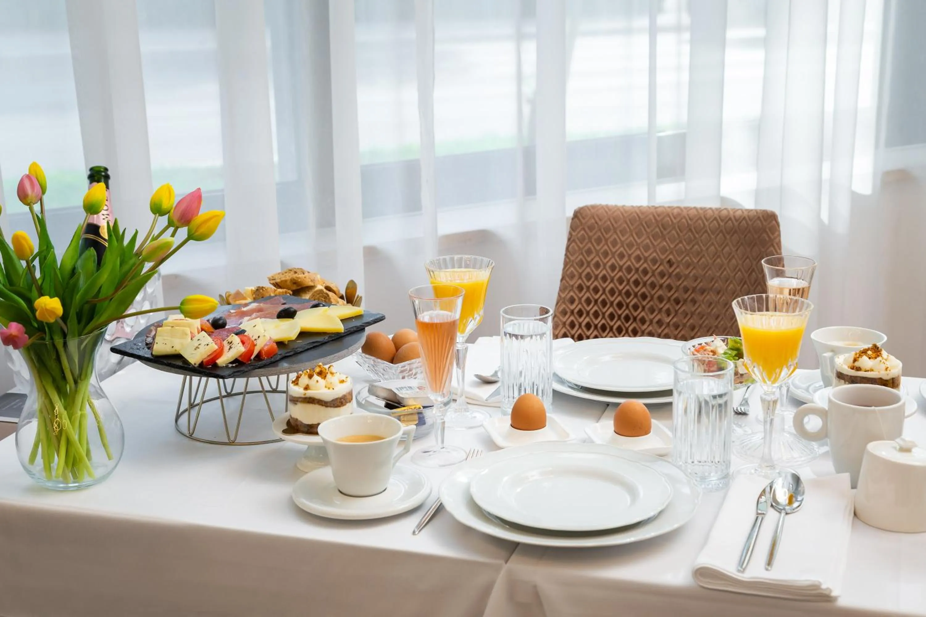 Restaurant/places to eat in Hotel Corner