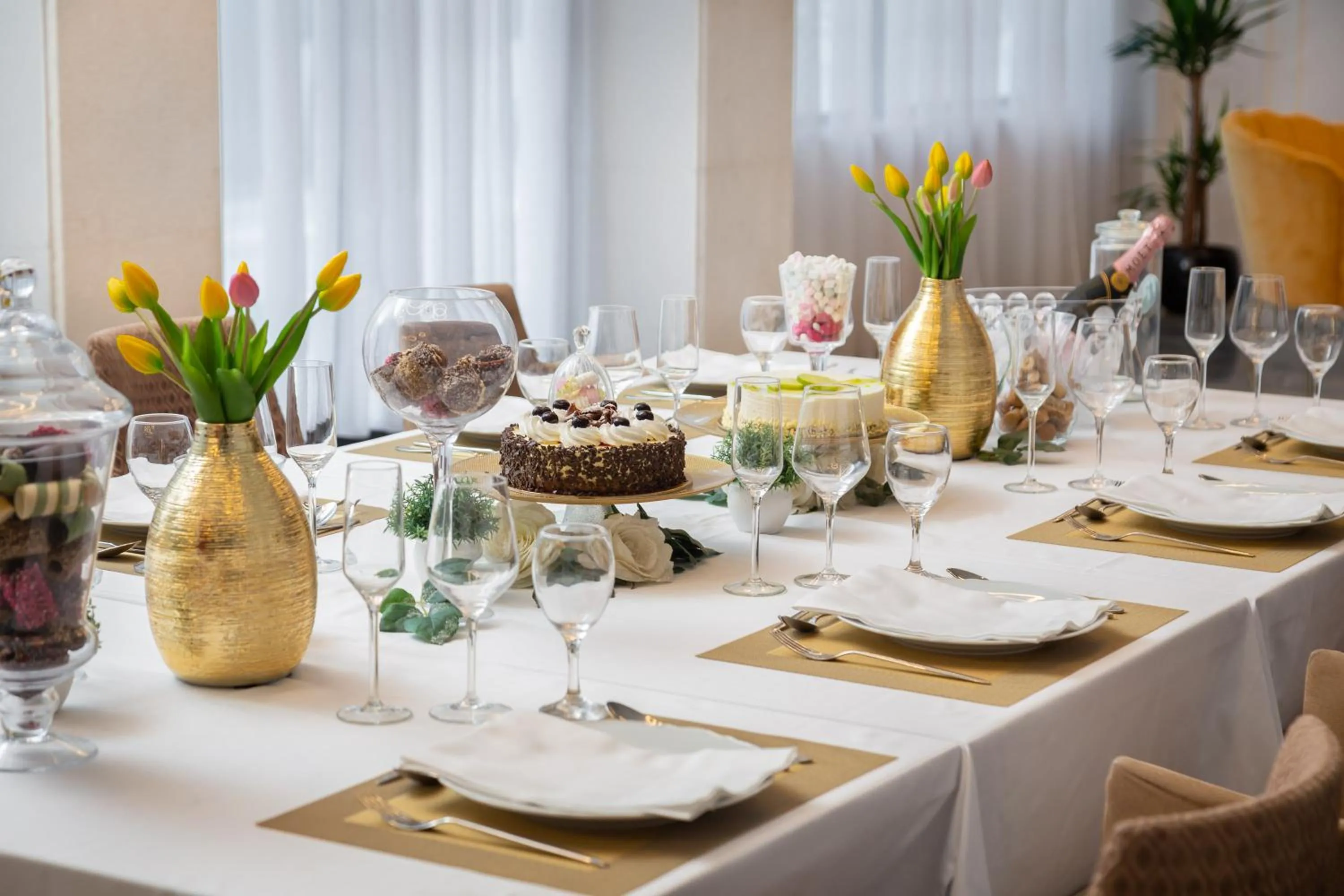 Restaurant/places to eat in Hotel Corner