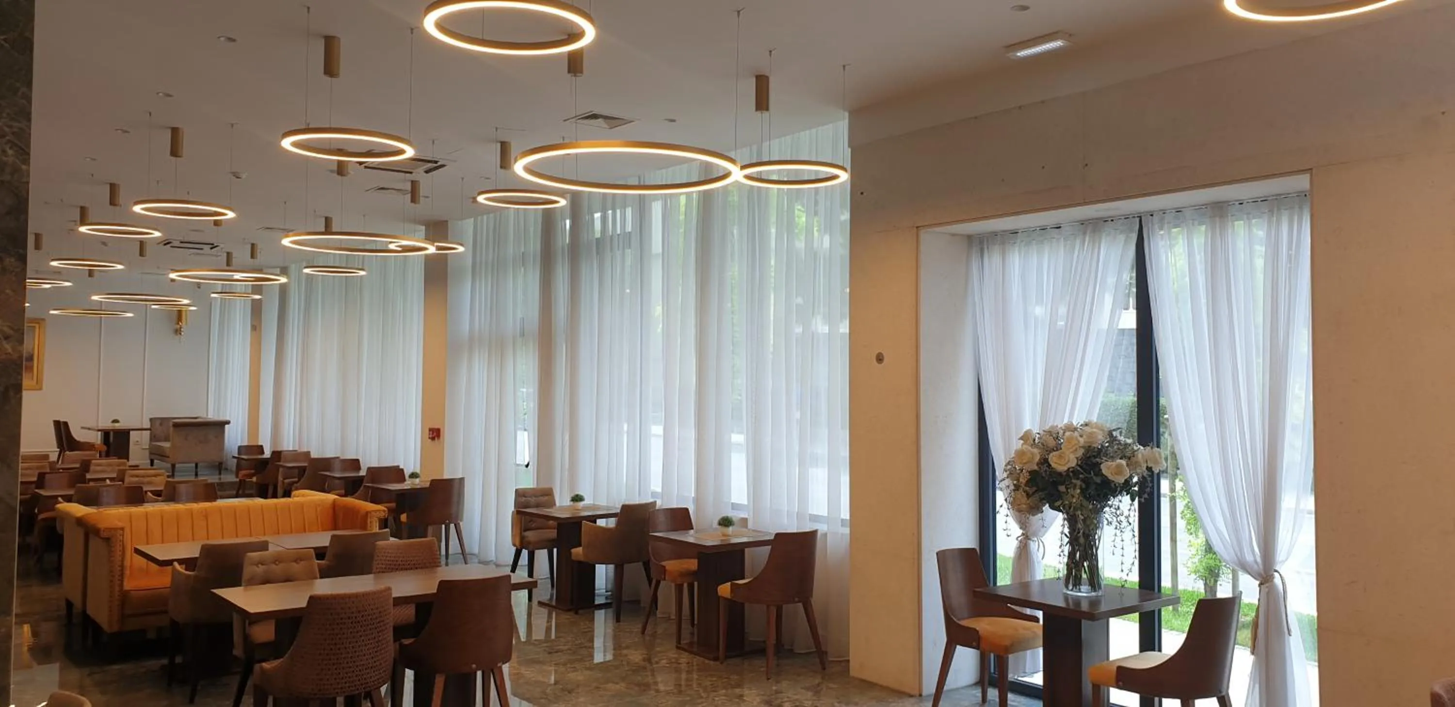 Restaurant/places to eat in Hotel Corner