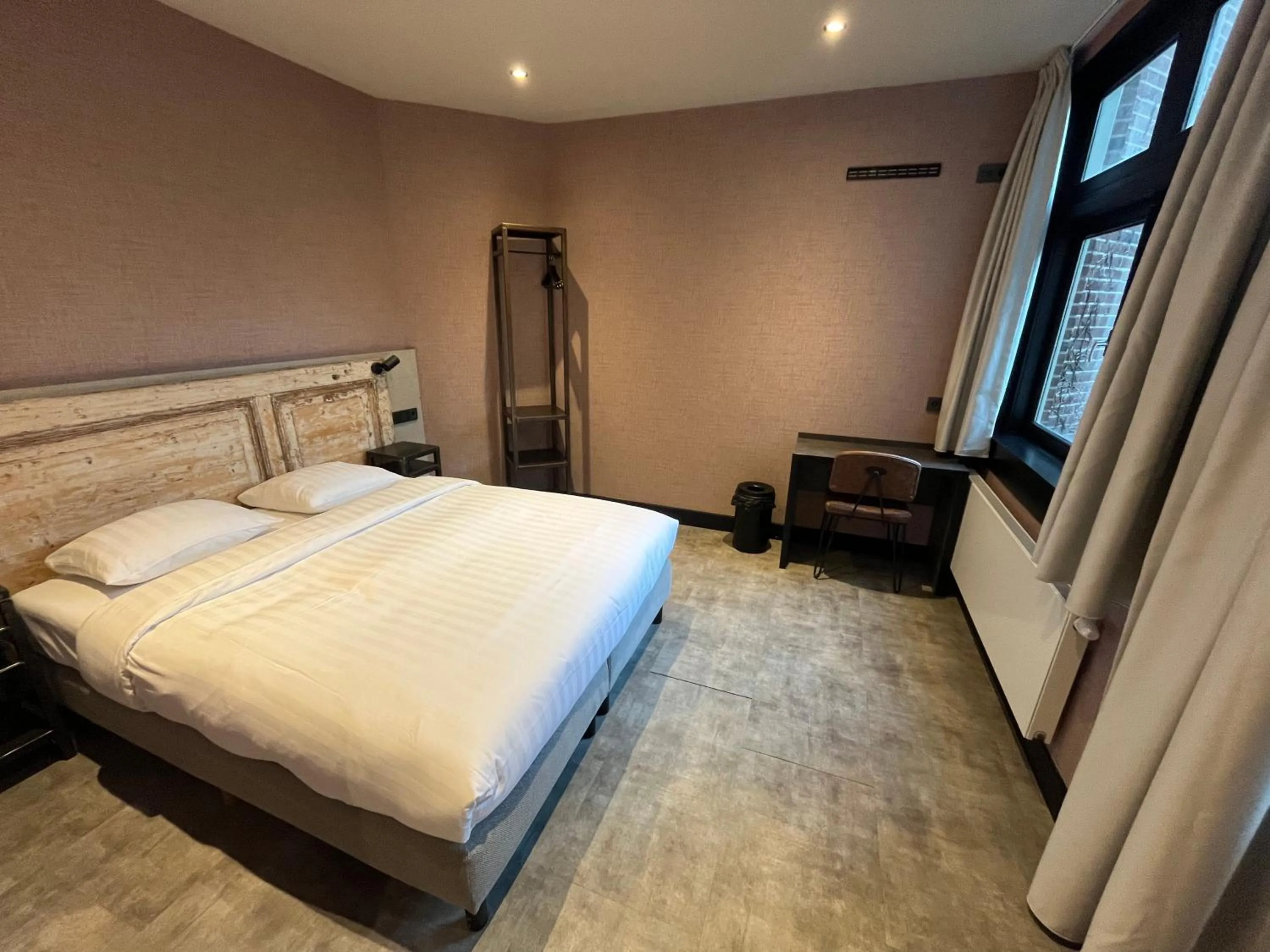 Bedroom, Bed in Amigo Hotel