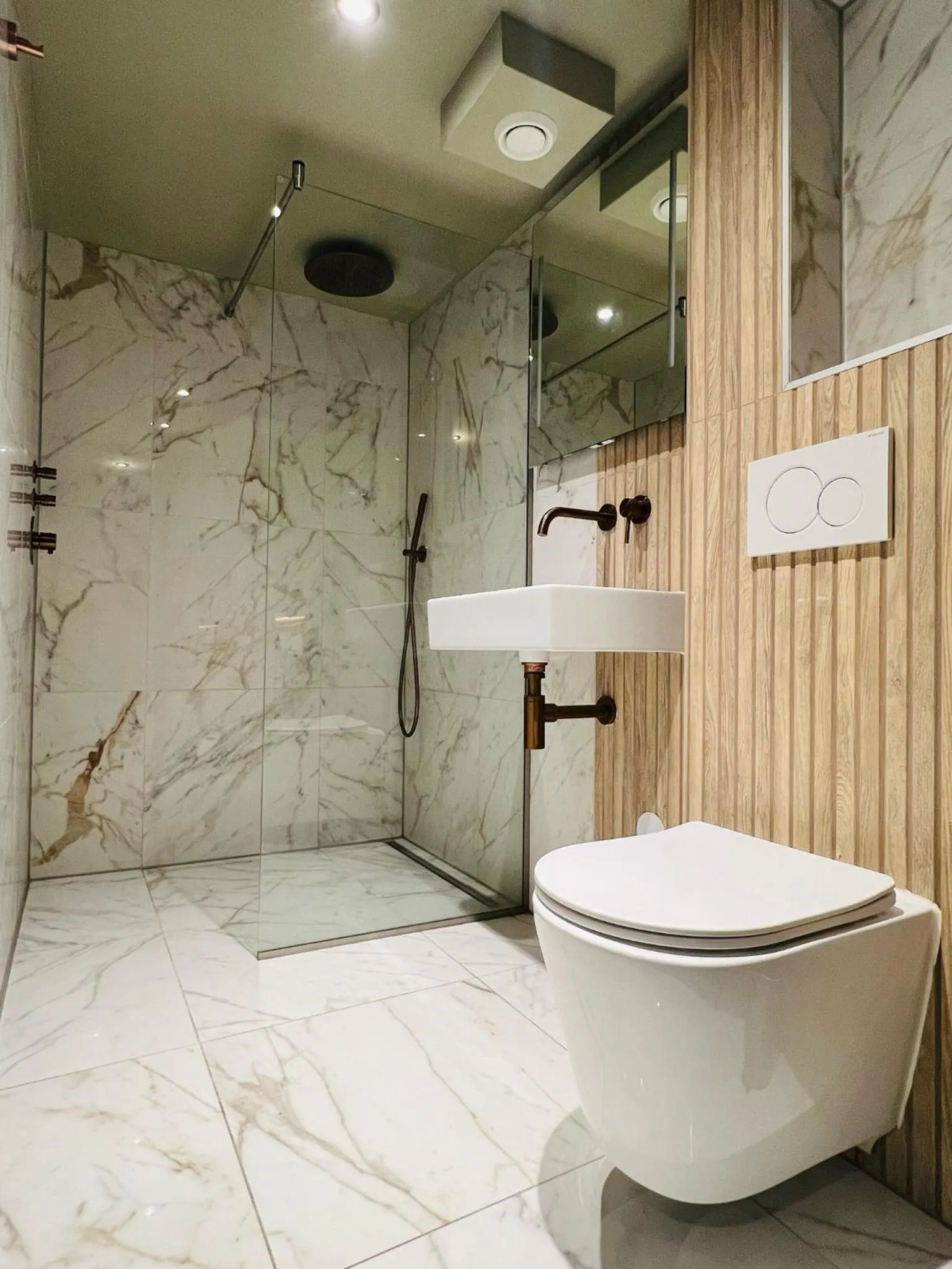 Bathroom in Amigo Hotel