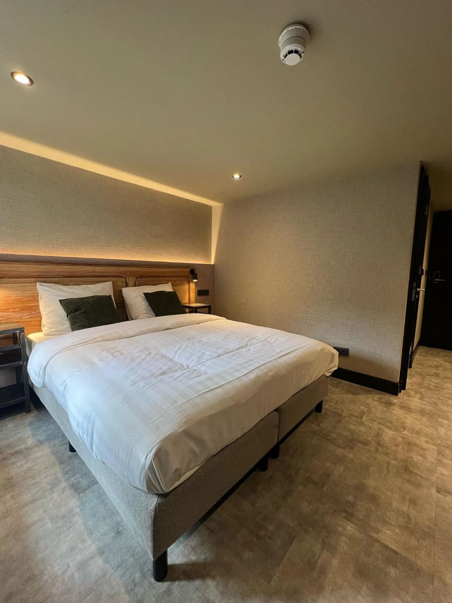 Bedroom, Bed in Amigo Hotel