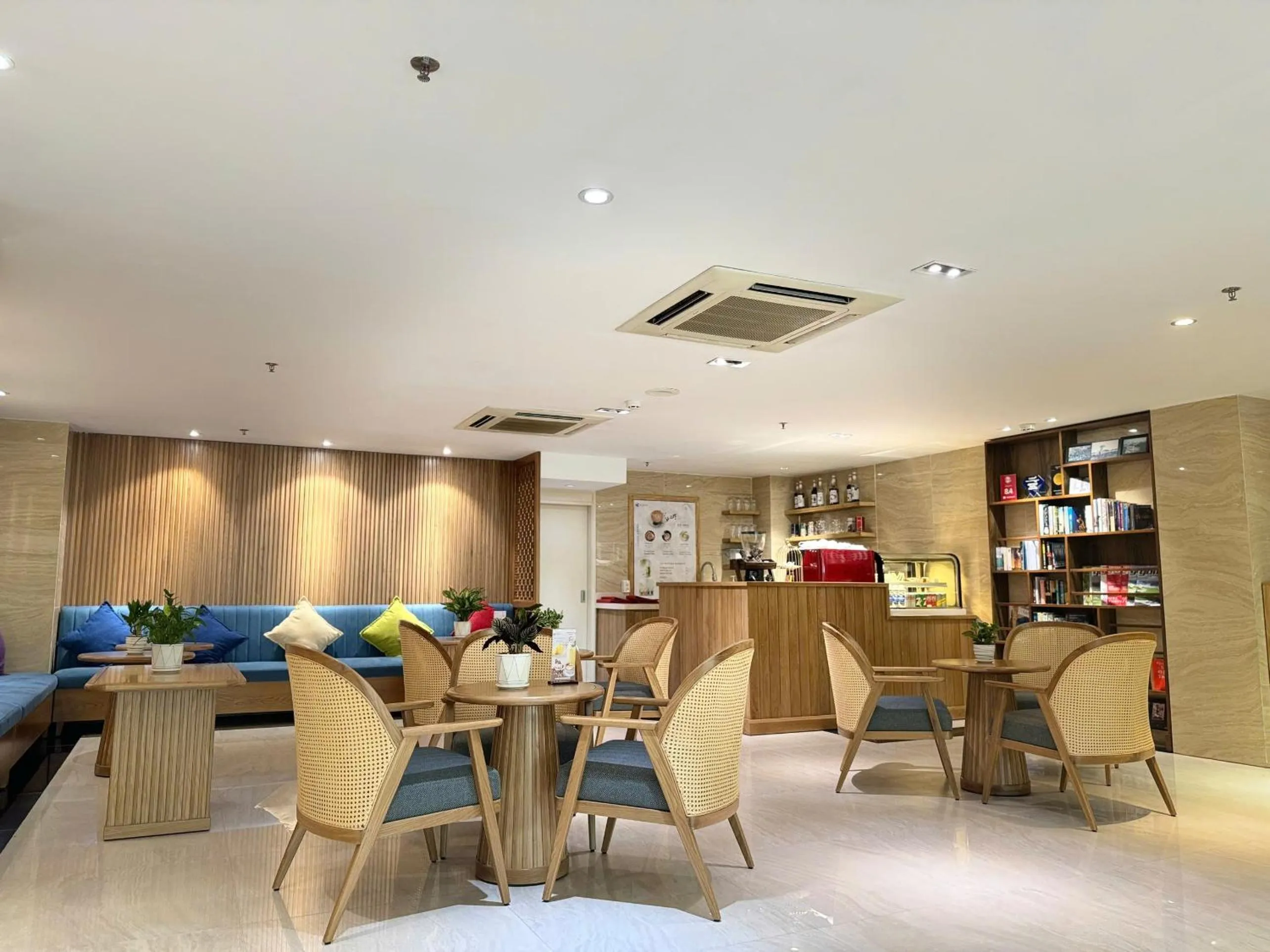 Lounge or bar in RAMADA ENCORE - Upgrading for your comfort