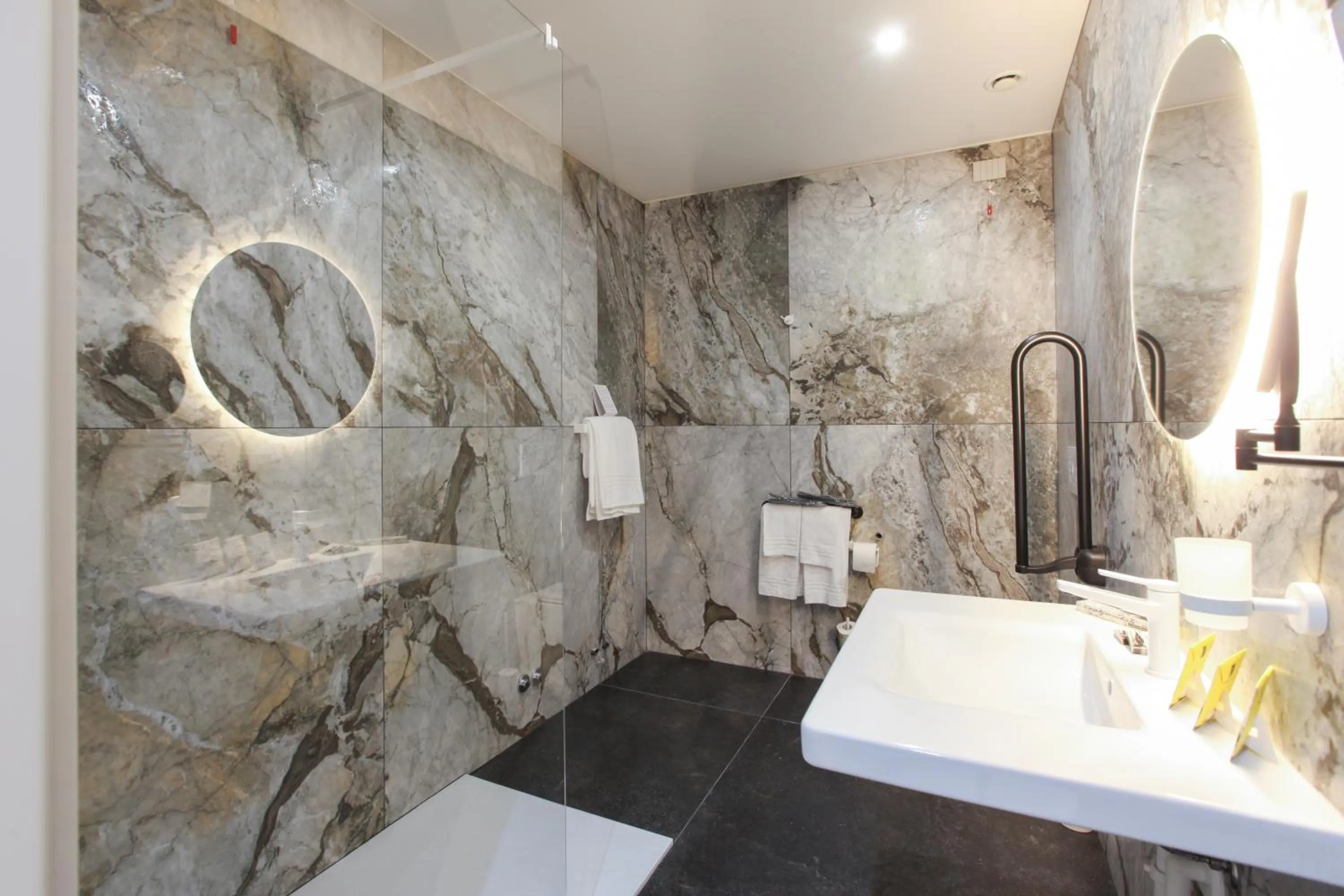 Bathroom in The FLOOR