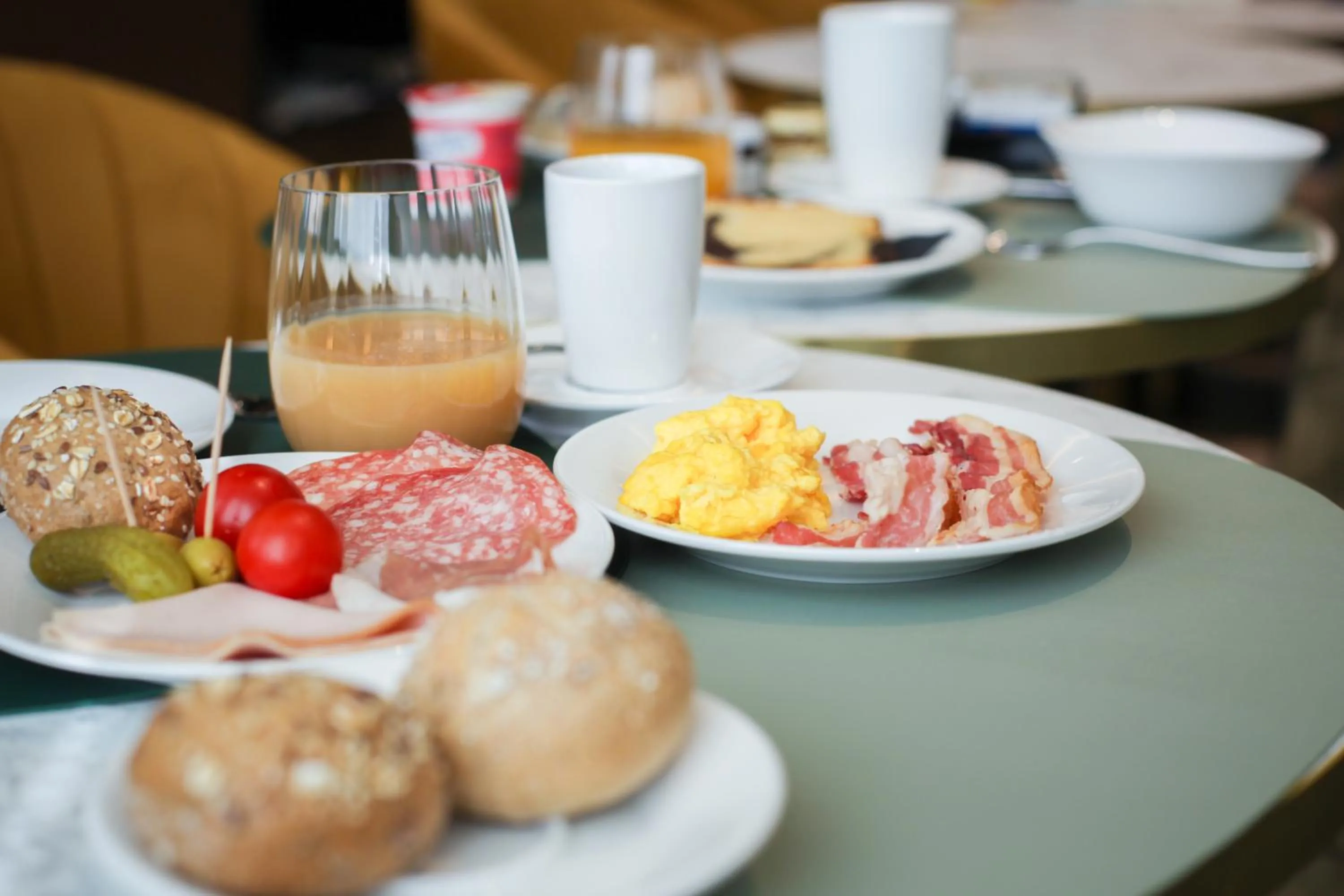 Breakfast in The FLOOR