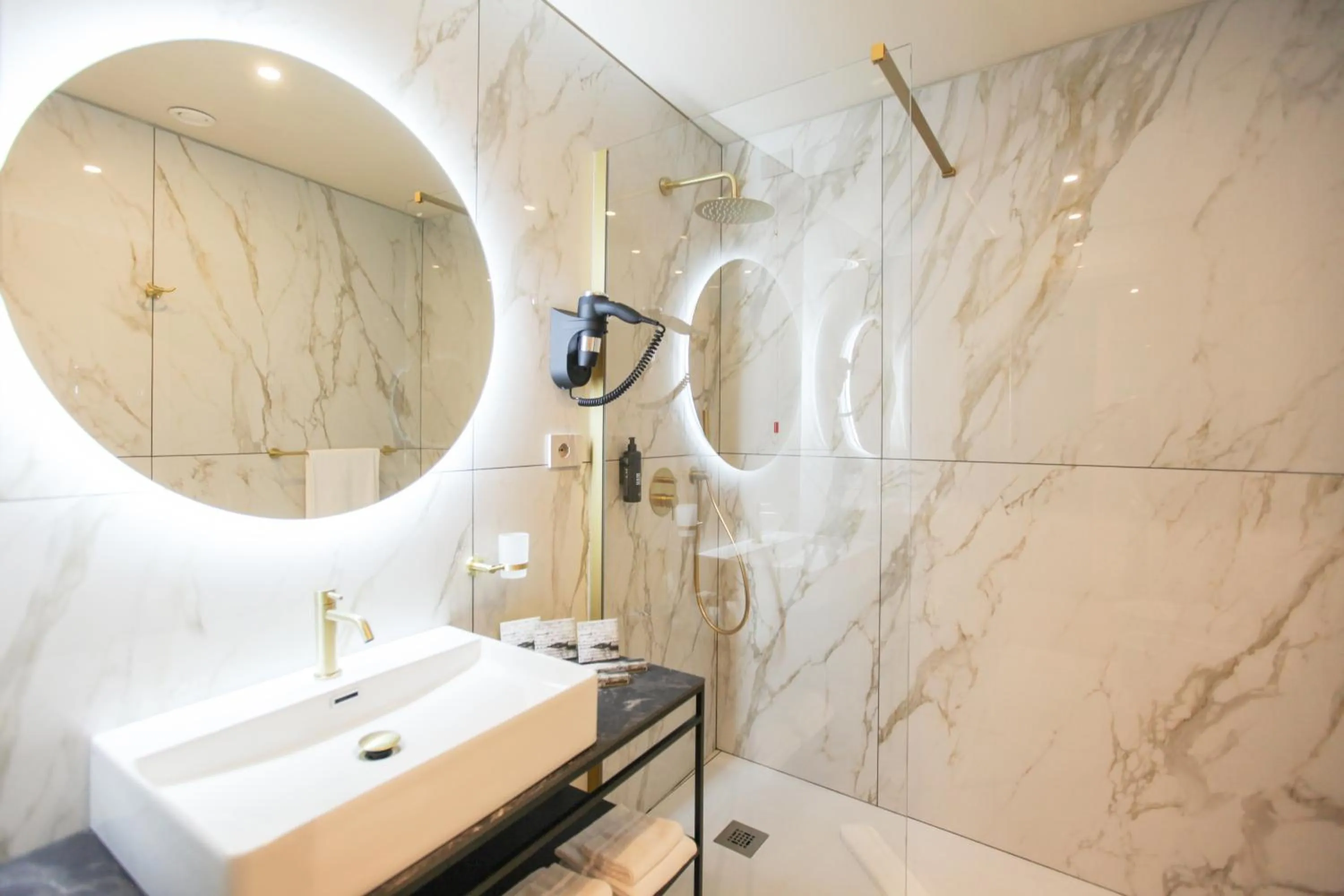 Bathroom in The FLOOR