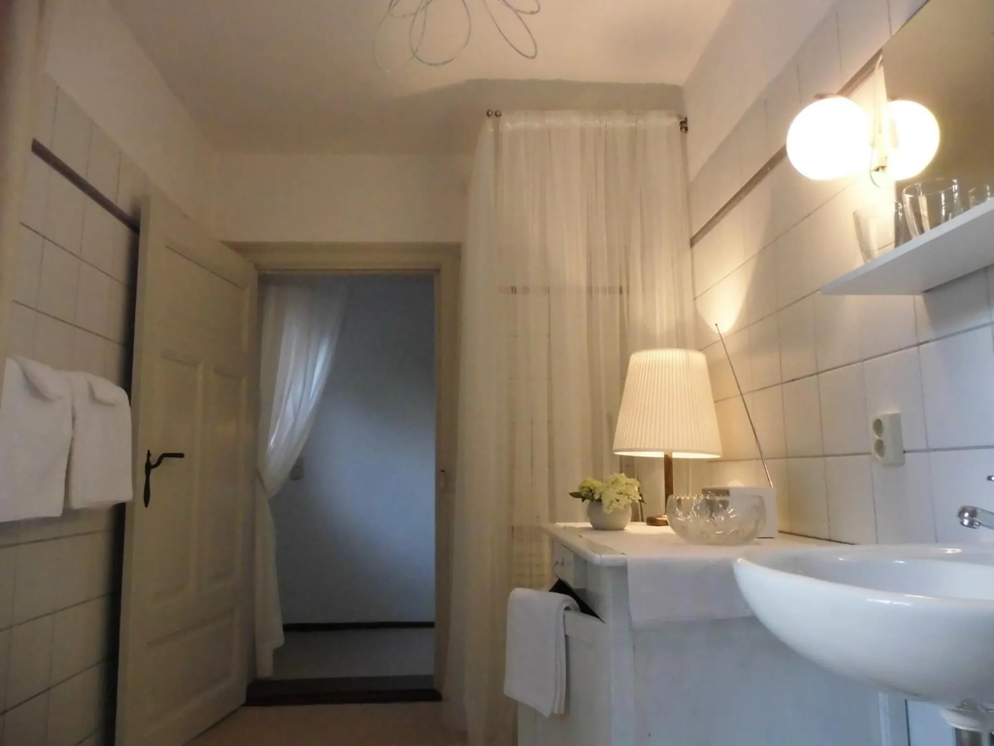 Bathroom in SchlossparkFerienwohnungen Rheinsberg mit Garten