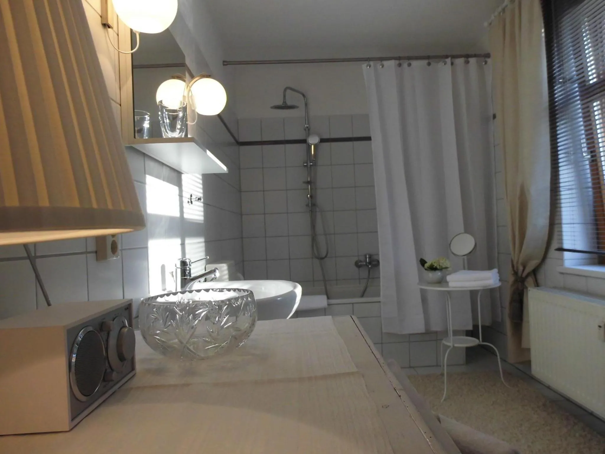 Bathroom, Bed in SchlossparkFerienwohnungen Rheinsberg mit Garten
