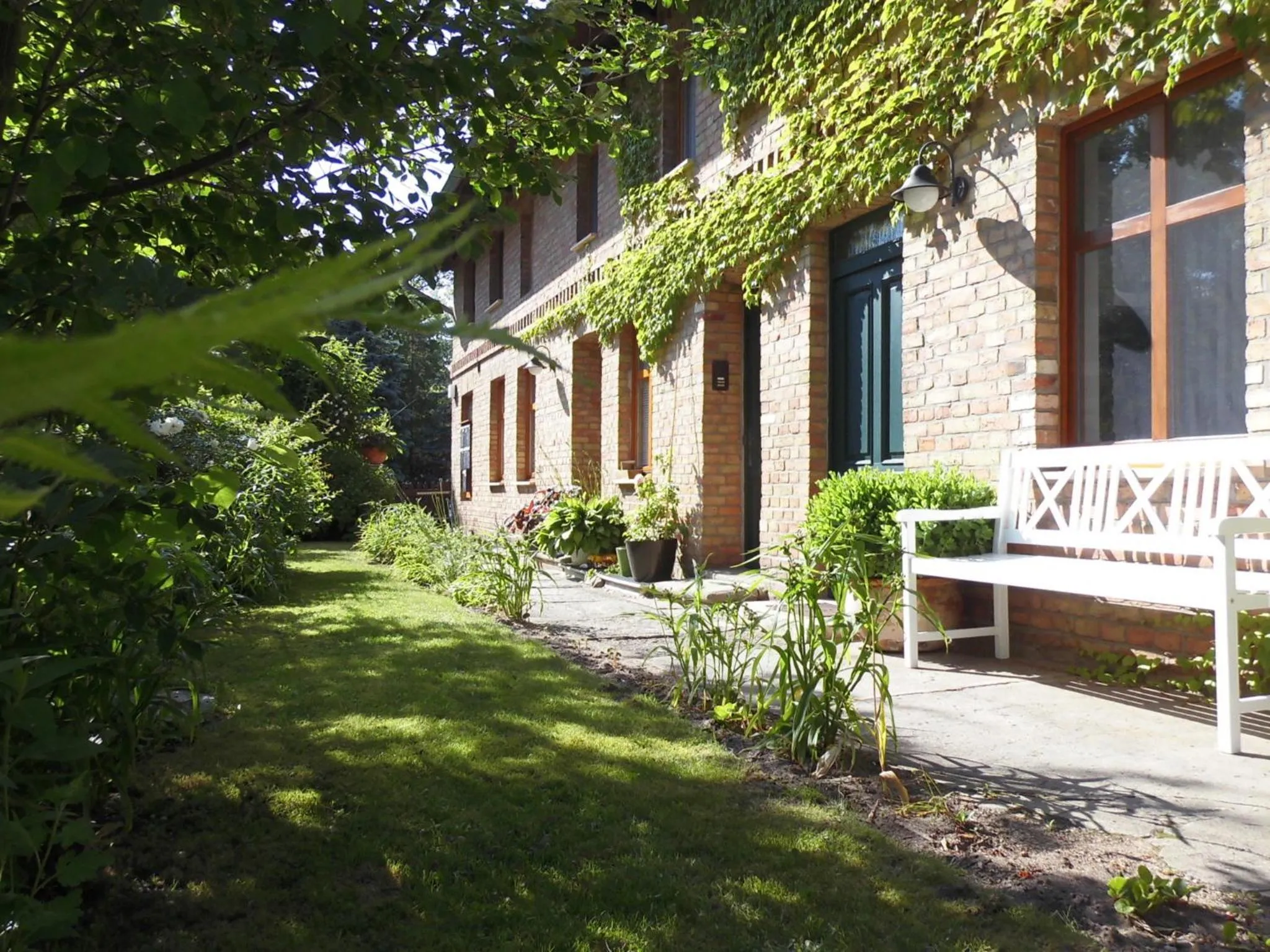 Facade/entrance in SchlossparkFerienwohnungen Rheinsberg mit Garten