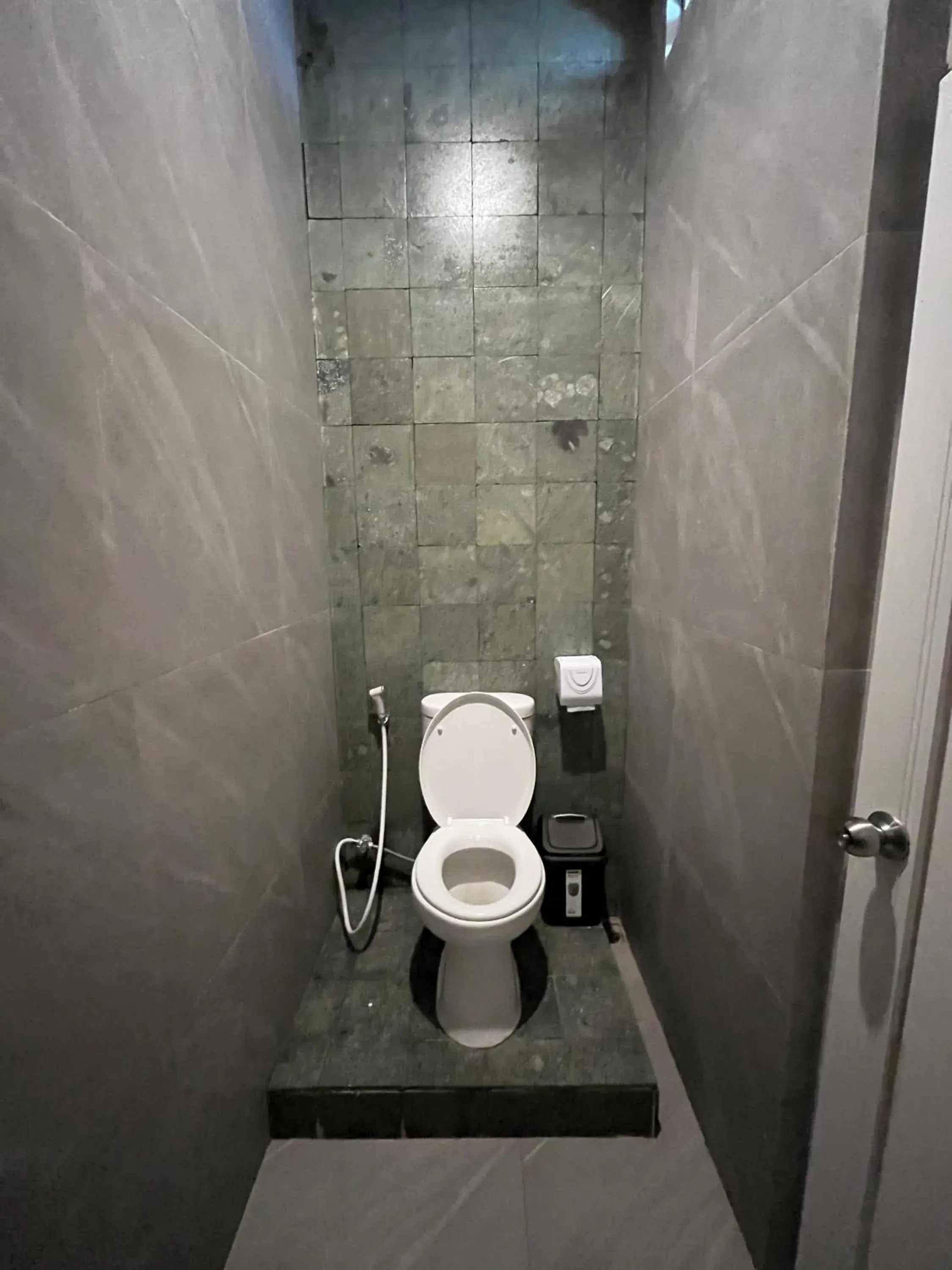 Shower in Sampai Town Hotel Shower in Sampai Town Hotel