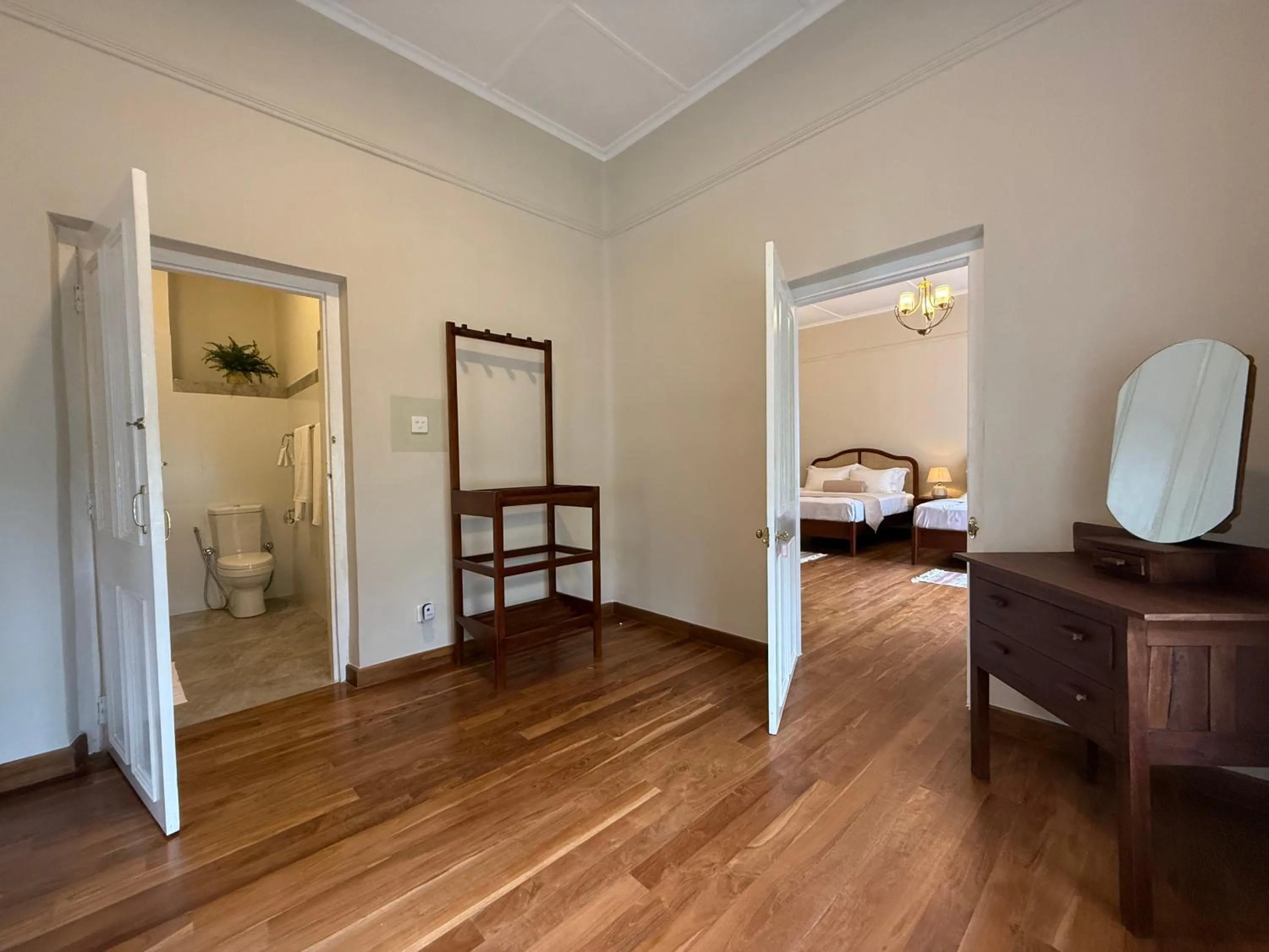 wardrobe in Watawala Tea Plantation Bungalow
