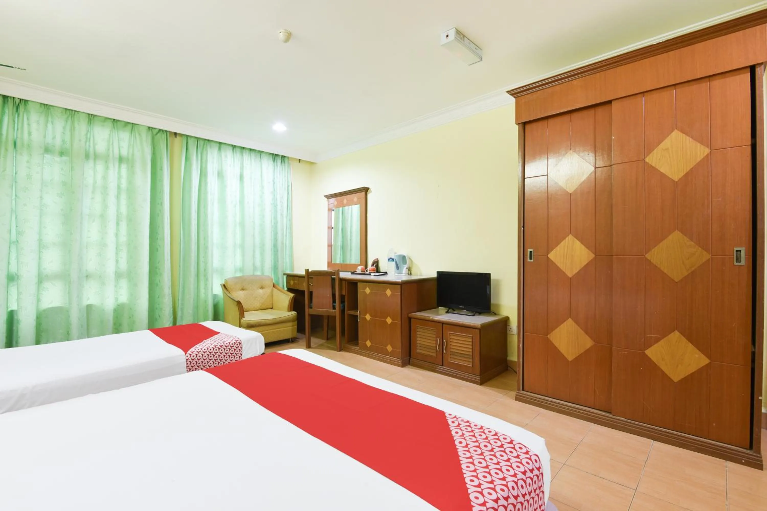 Bedroom, Bed in Hotel O Kota Bharu Near War Museum Formerly Azam Hotel