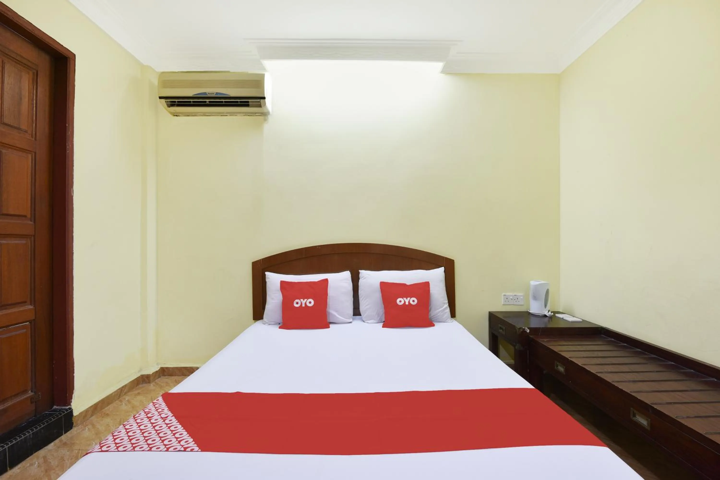 Bedroom, Bed in Hotel O Kota Bharu Near War Museum Formerly Azam Hotel