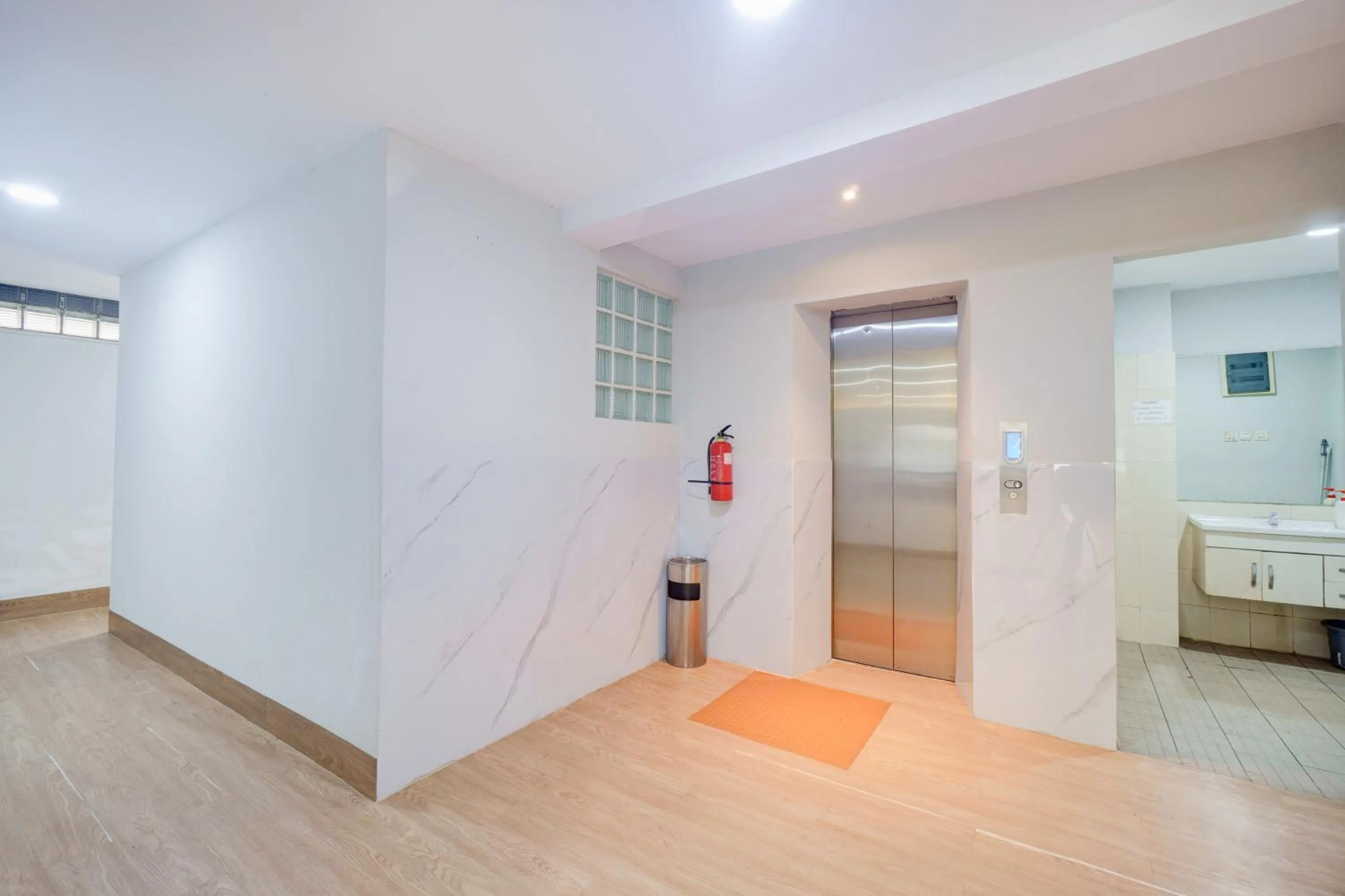 Lobby or reception in Hotel O Tanjung Duren Near Mall Citraland Formerly Suba Hotel