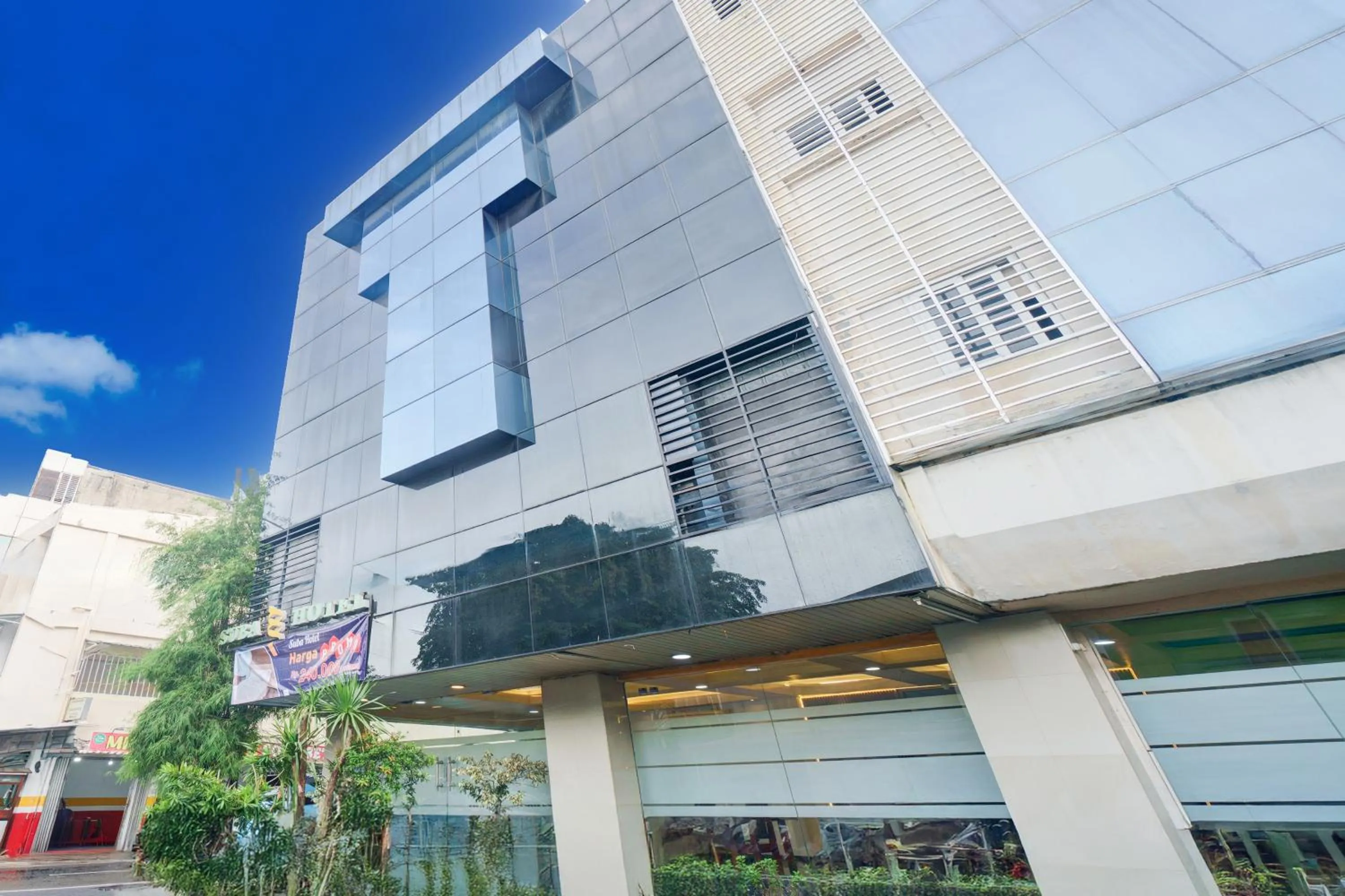 Facade/entrance in Hotel O Tanjung Duren Near Mall Citraland Formerly Suba Hotel
