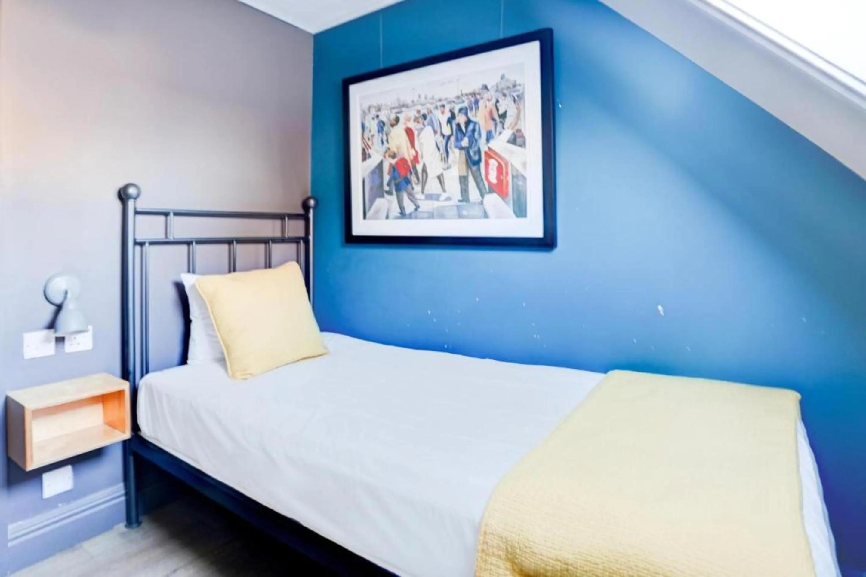 Bedroom, Bed in Dancenter Southwark Near London Bridge