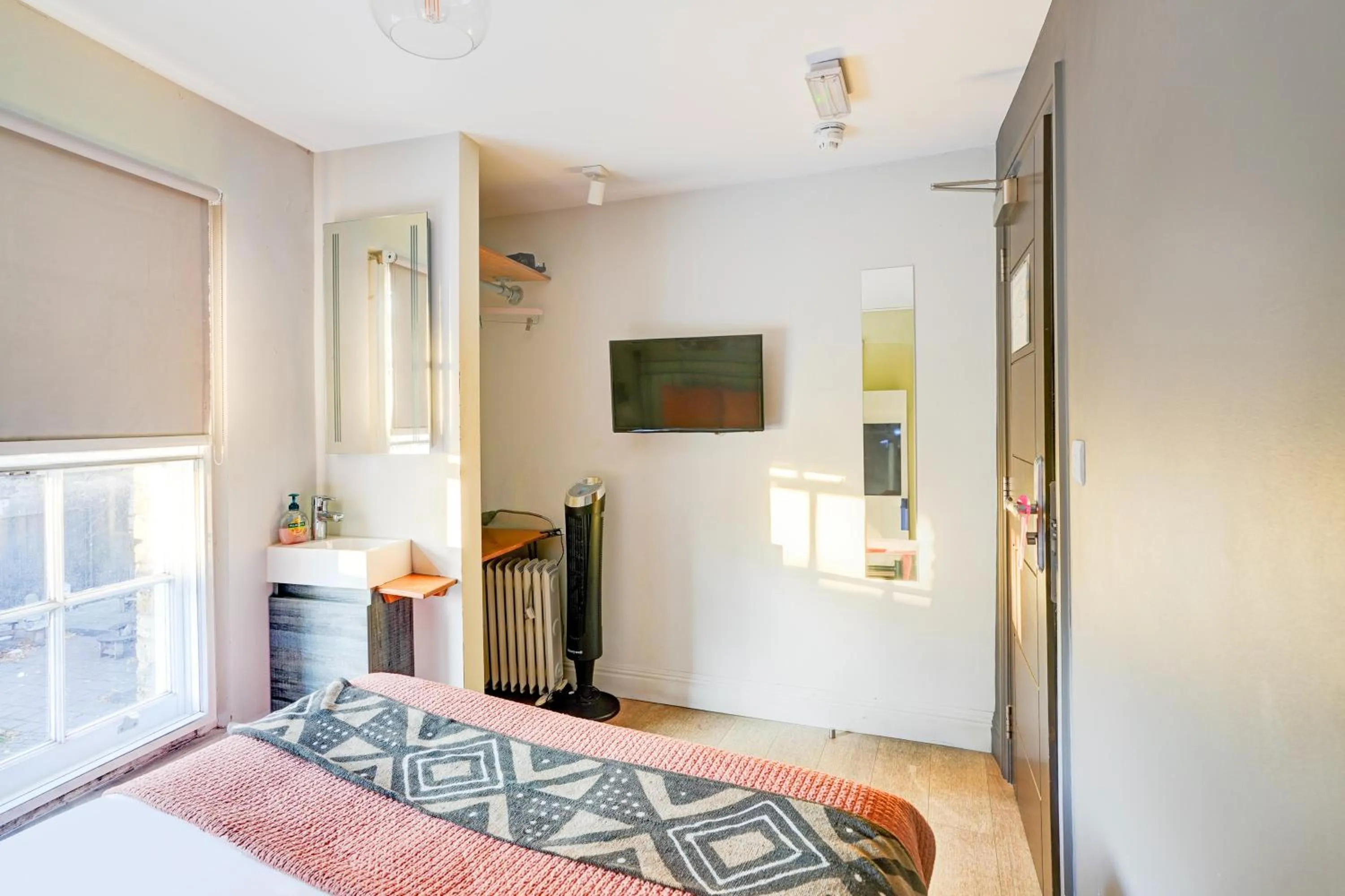 Bedroom, Bed in Dancenter Southwark Near London Bridge