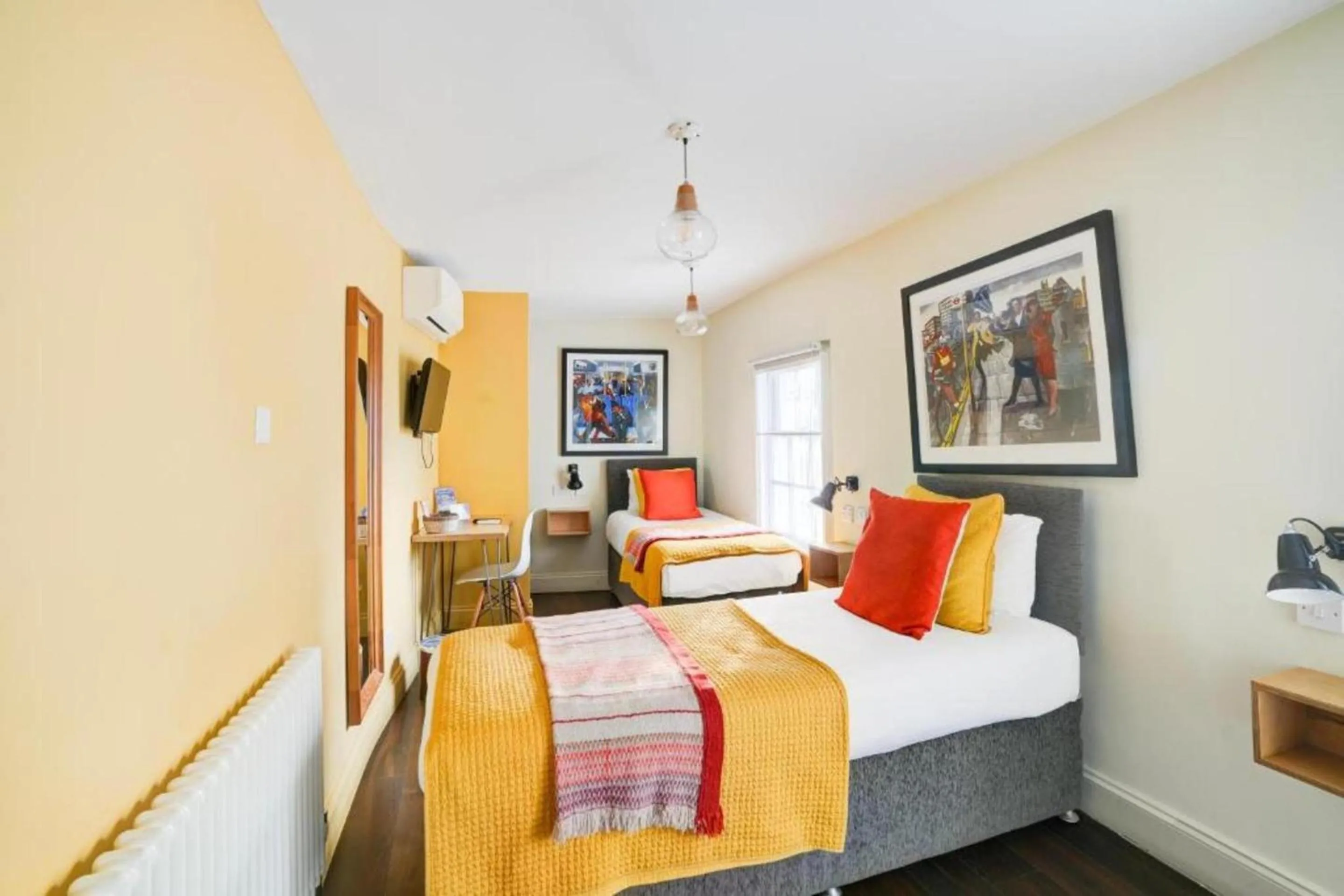 Photo of the whole room, Bed in Dancenter Southwark Near London Bridge