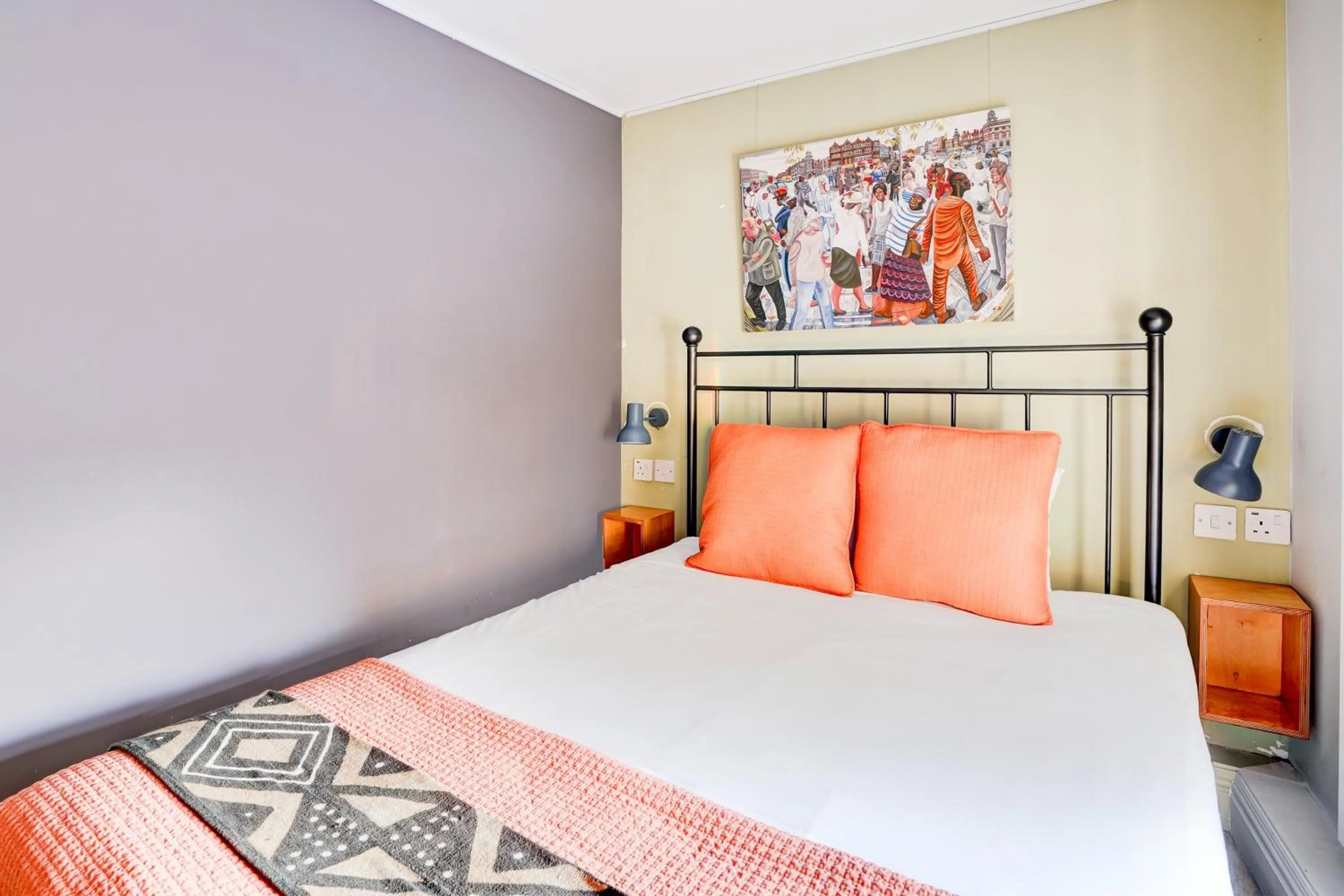 Bedroom, Bed in Dancenter Southwark Near London Bridge