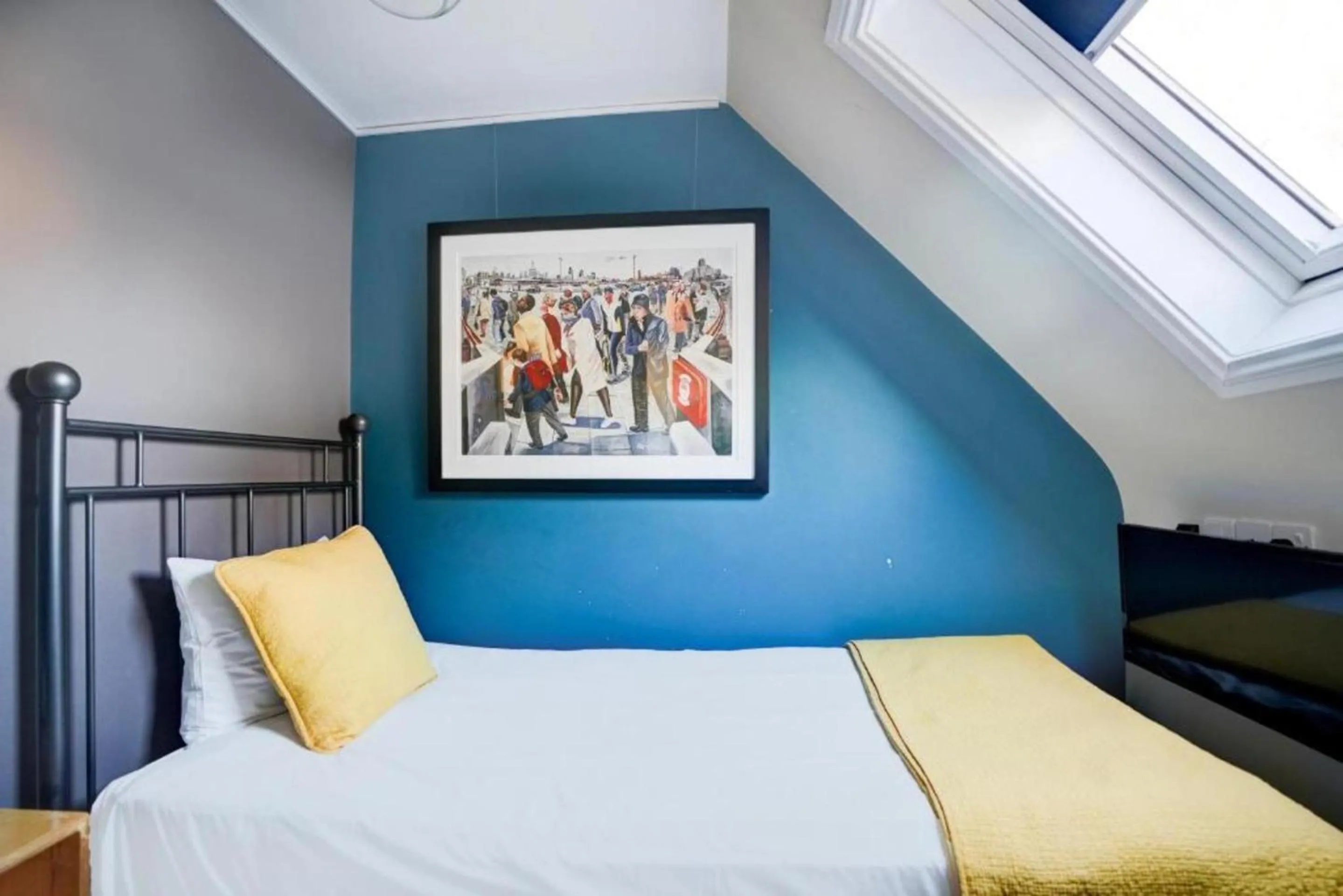 Bedroom, Bed in Dancenter Southwark Near London Bridge