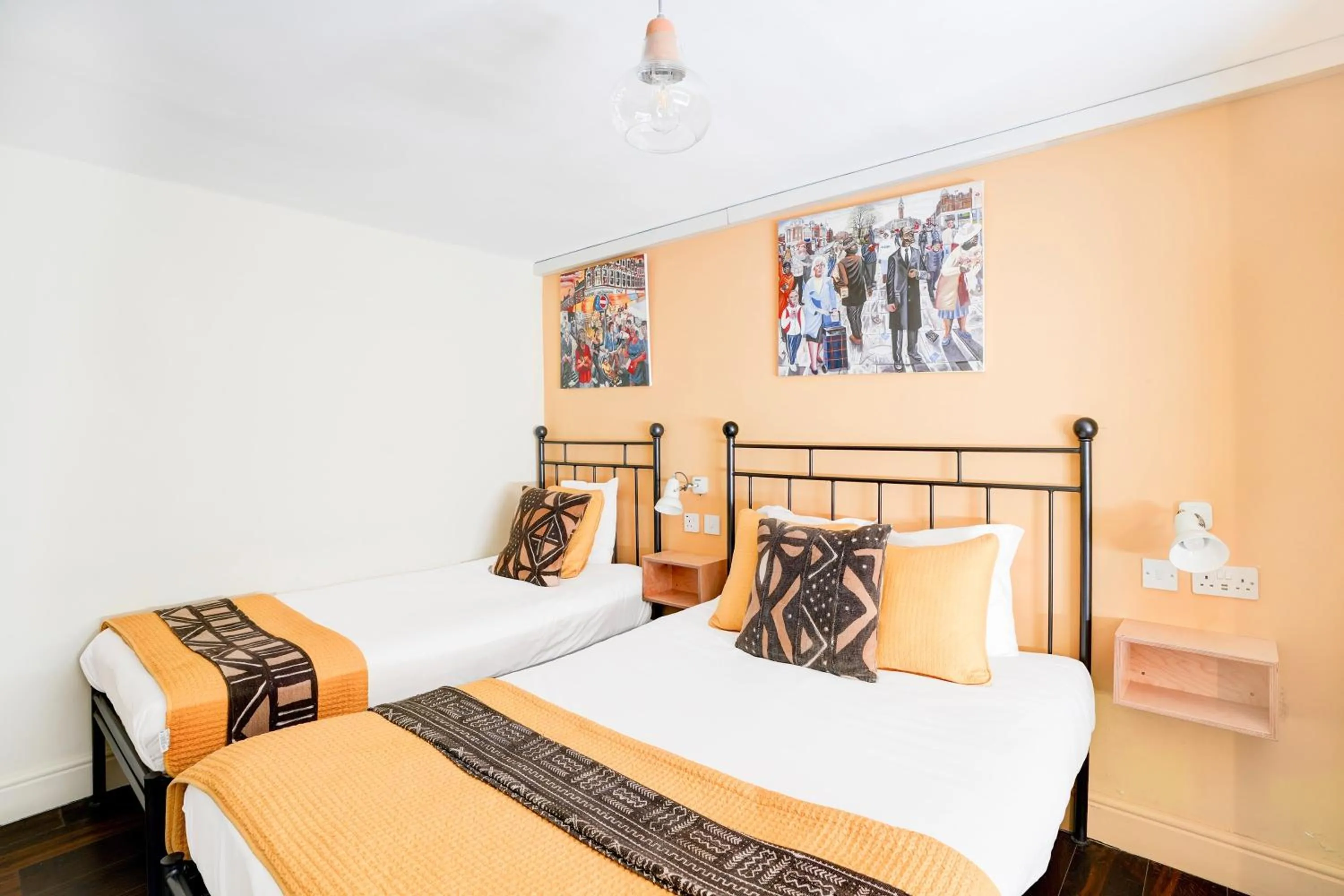 Bedroom, Bed in Dancenter Southwark Near London Bridge