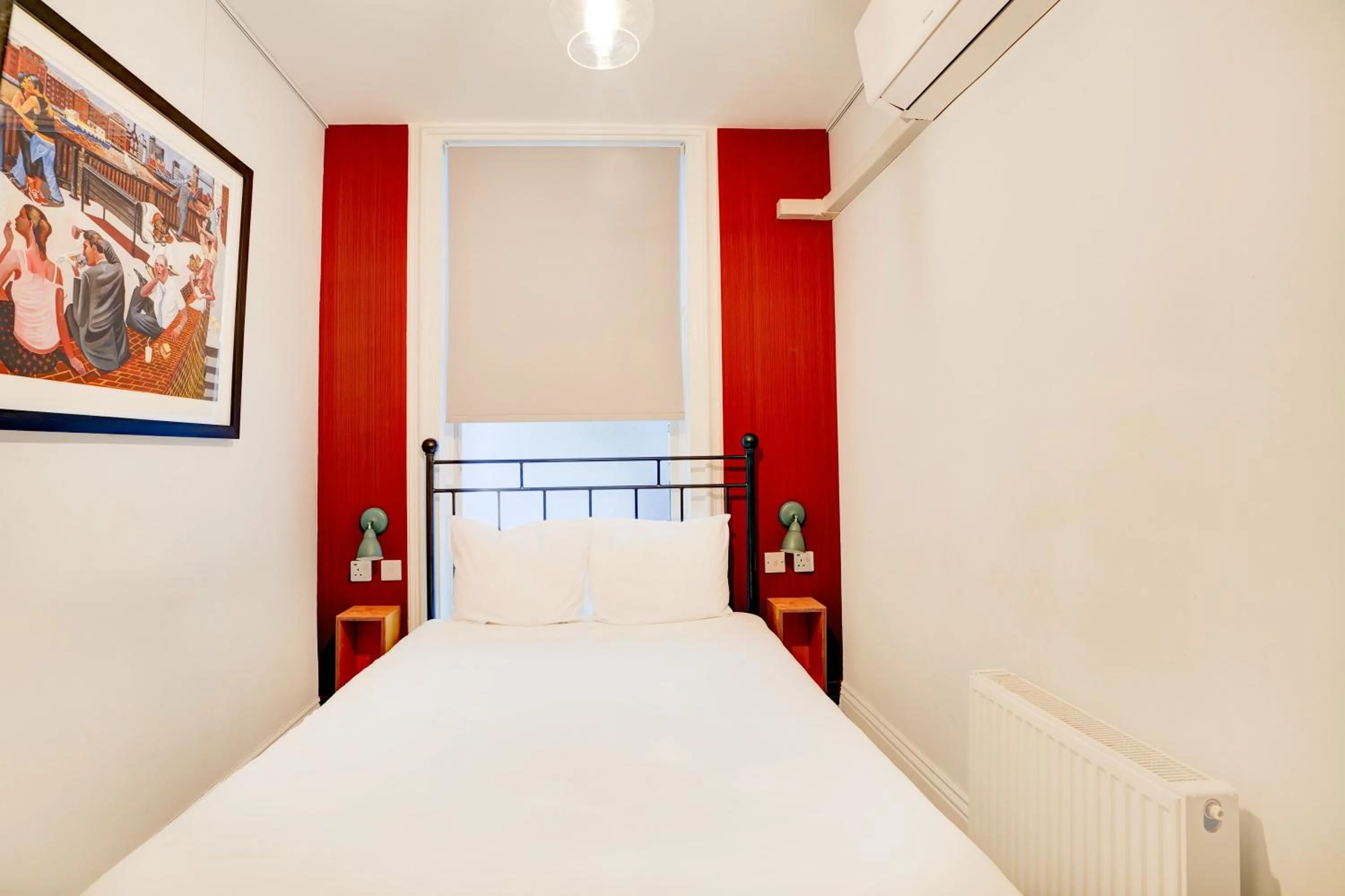 Bedroom, Bed in Dancenter Southwark Near London Bridge