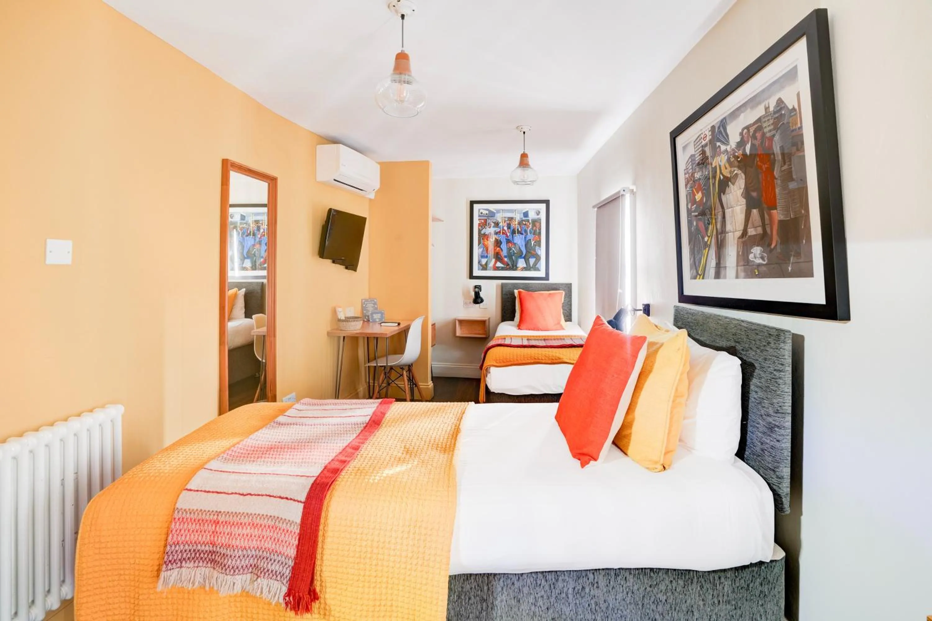 Bedroom, Bed in Dancenter Southwark Near London Bridge