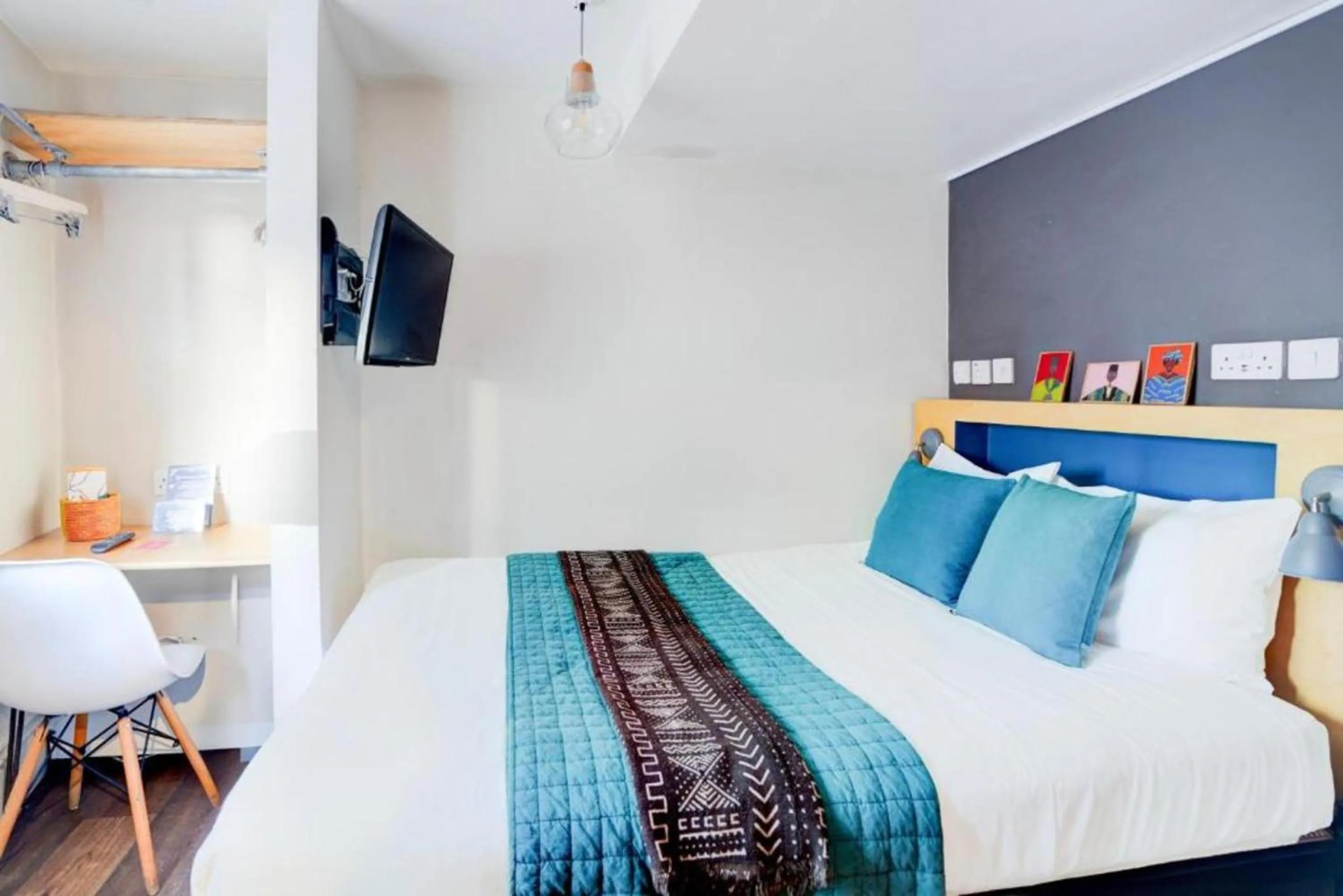 Bedroom, Bed in Dancenter Southwark Near London Bridge