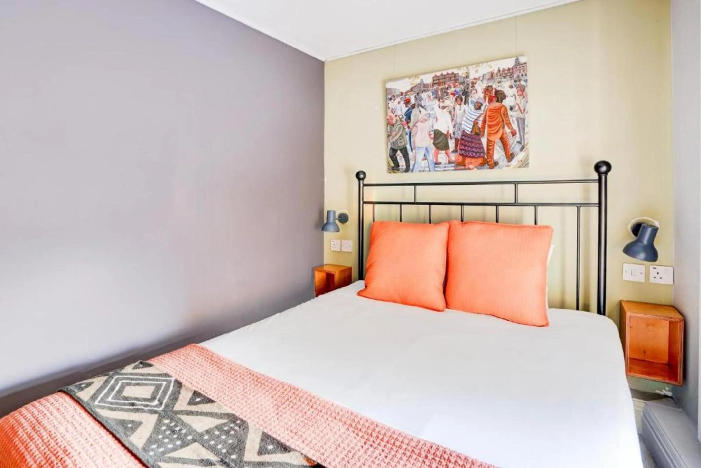 Bed in Dancenter Southwark Near London Bridge