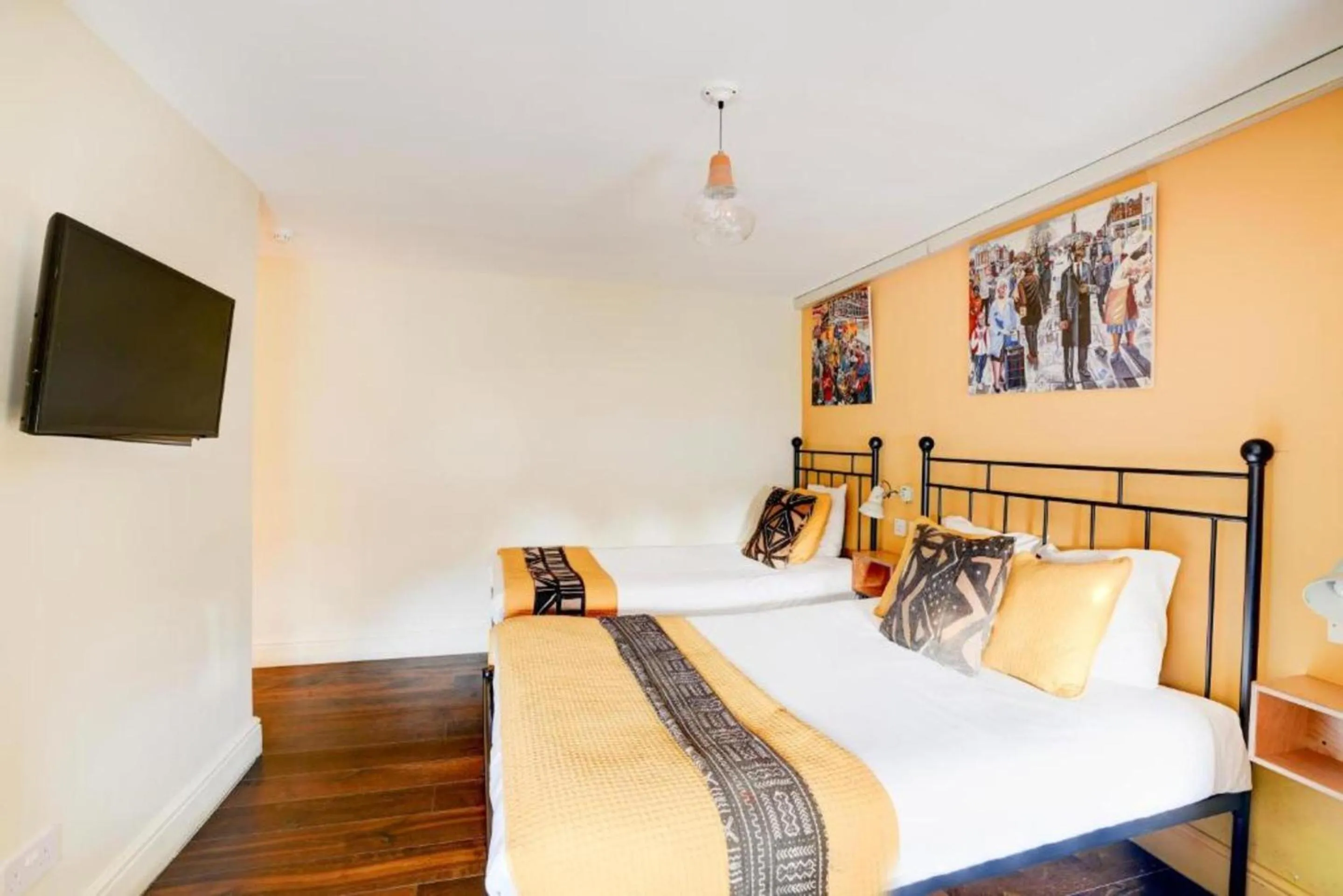 Bedroom, Bed in Dancenter Southwark Near London Bridge
